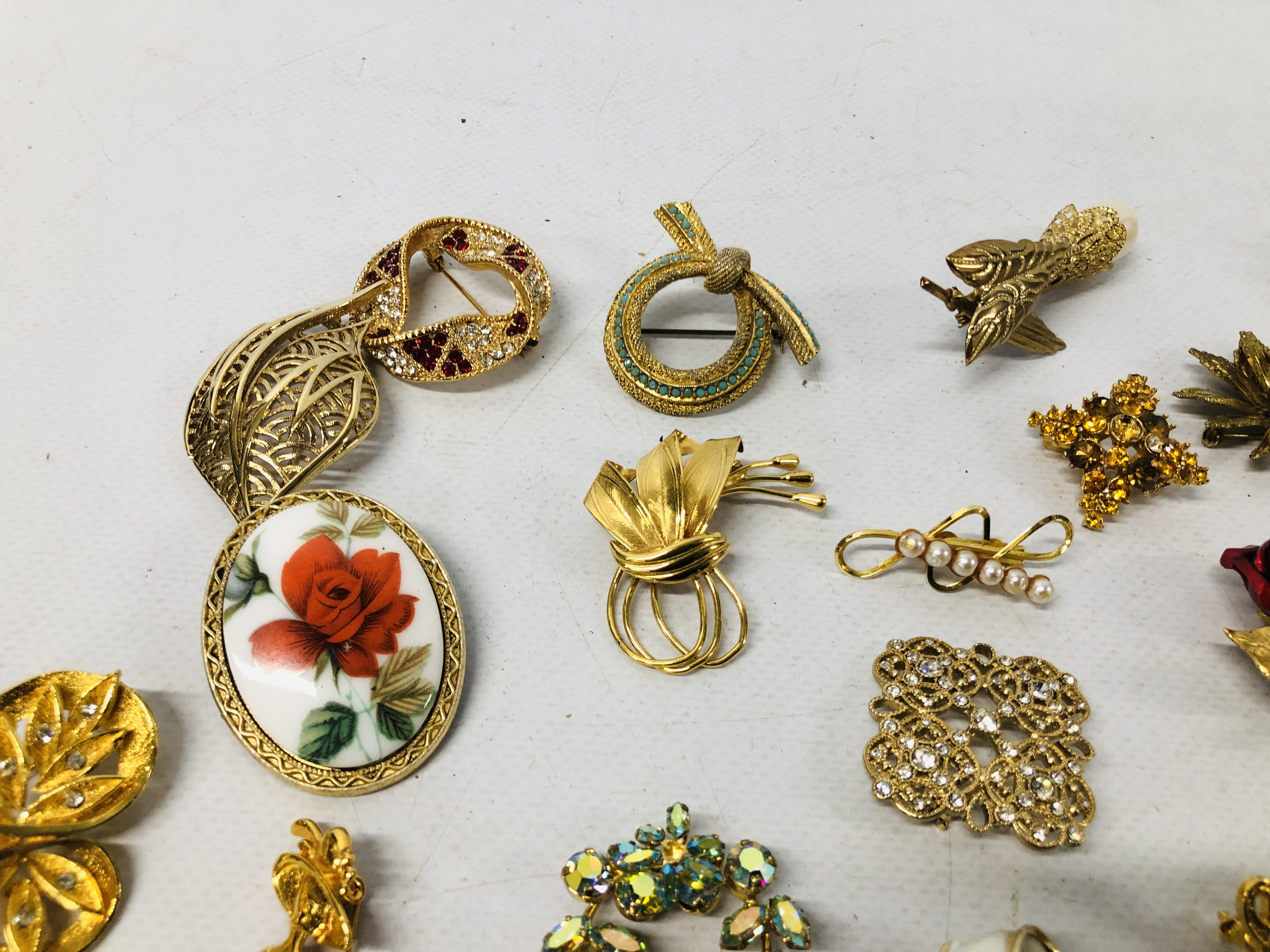 COLLECTION OF APPROXIMATELY 36 GOLD TONE VINTAGE & RETRO BROOCHES - Image 3 of 6