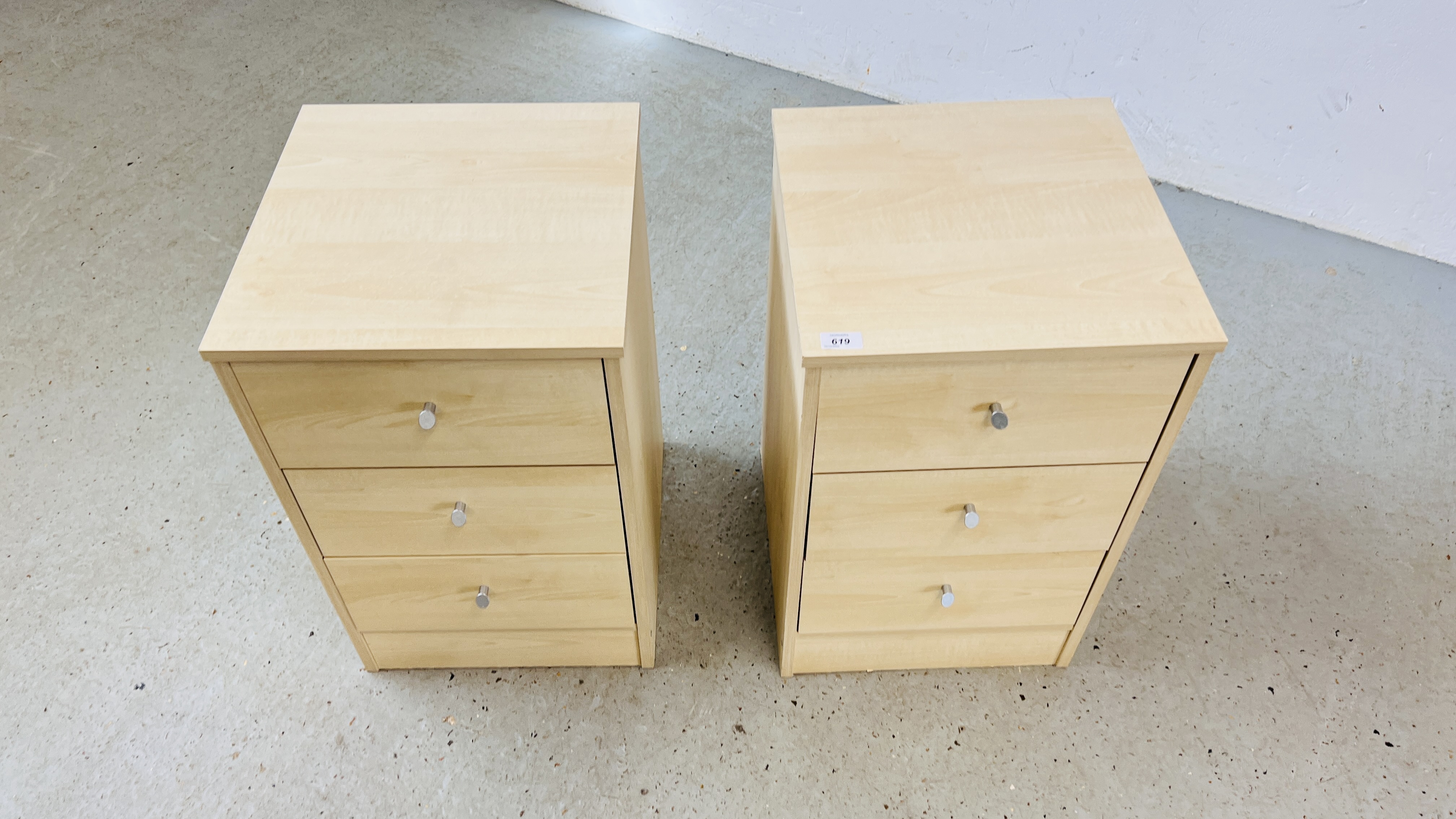 A PAIR OF MODERN LIGHT ASH THREE DRAWER BEDSIDE CHESTS EACH W 39CM, D 40CM, H 61CM. - Image 2 of 9