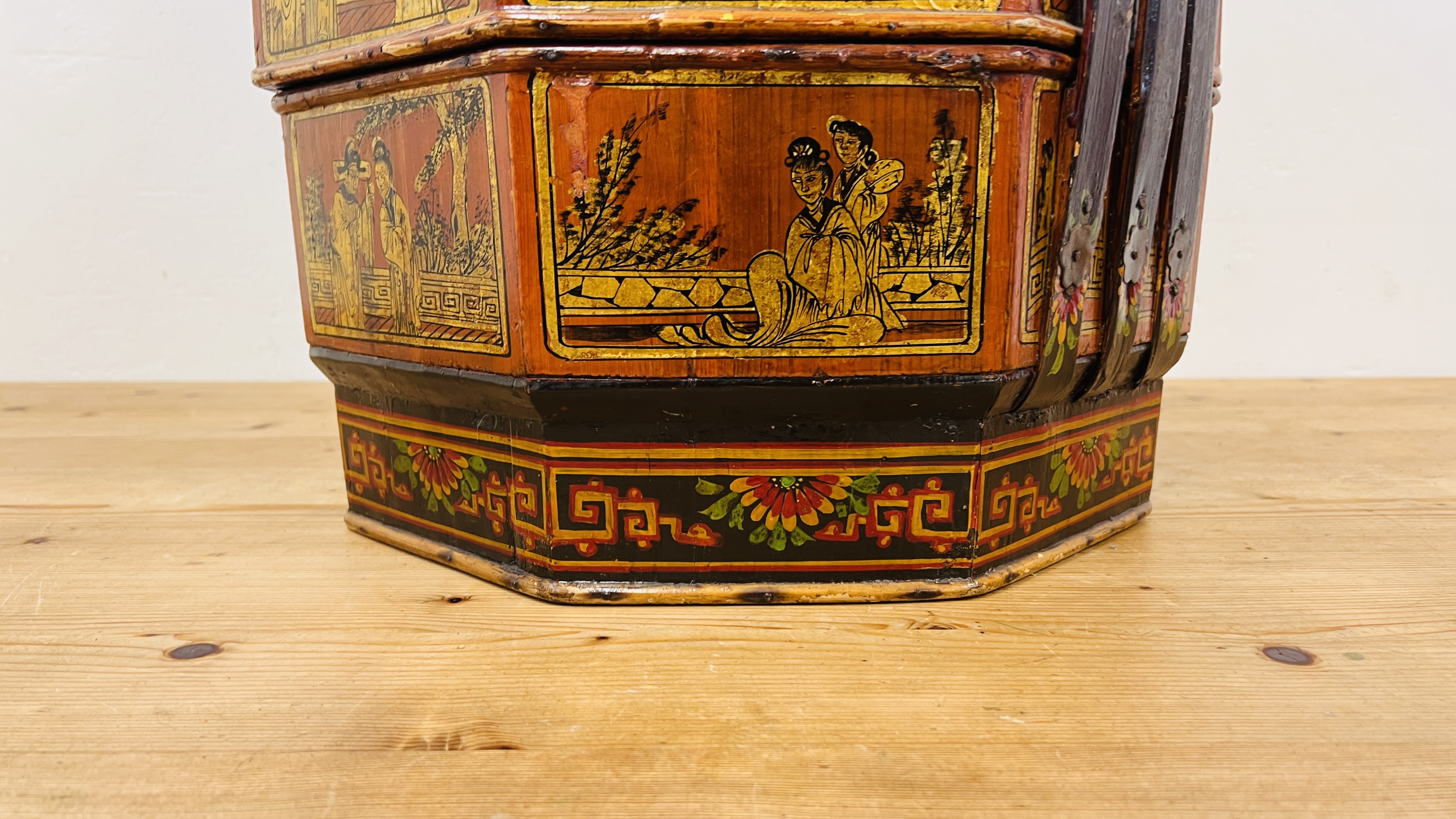A HIGHLY DECORATIVE GILT DECORATED AND LACQUERED CHINESE WEDDING BASKET - HEIGHT 62CM. - Image 5 of 12