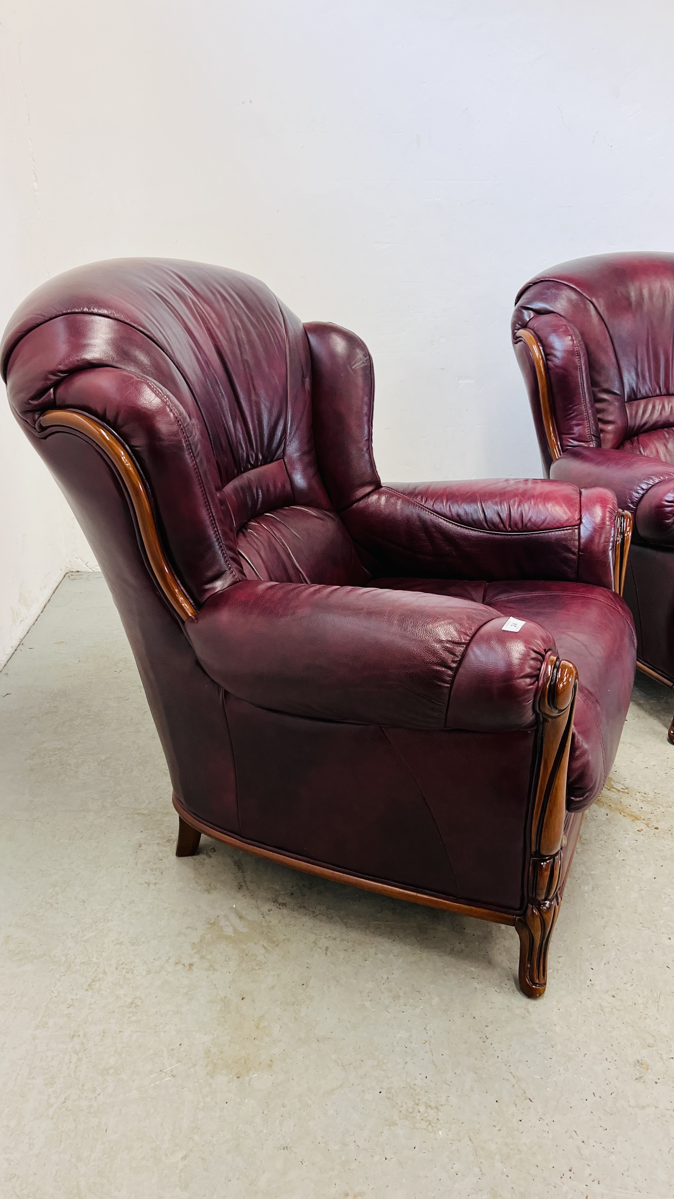 A PAIR OF GOOD QUALITY MODERN OXBLOOD LEATHER UPHOLSTERED EASY CHAIRS. - Image 4 of 8