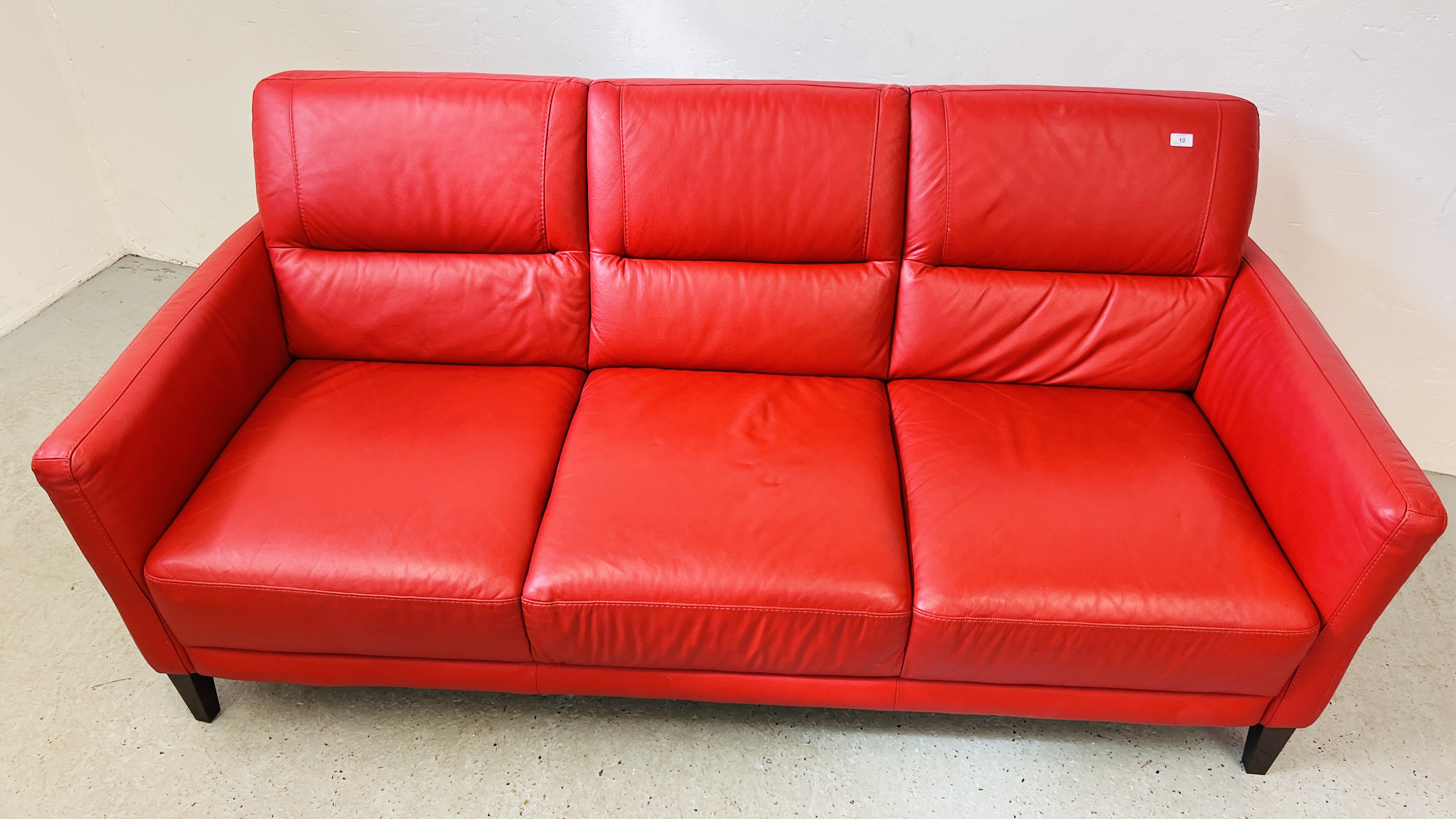 A MODERN DESIGNER RED LEATHER TWO PIECE LOUNGE SUITE COMPRISING 3 SEATER - L 200CM AND 2 SEATER - L - Image 13 of 21