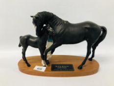 A BESWICK BLACK BEAUTY AND FOAL ON WOODEN PLINTH.