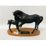 A BESWICK BLACK BEAUTY AND FOAL ON WOODEN PLINTH.