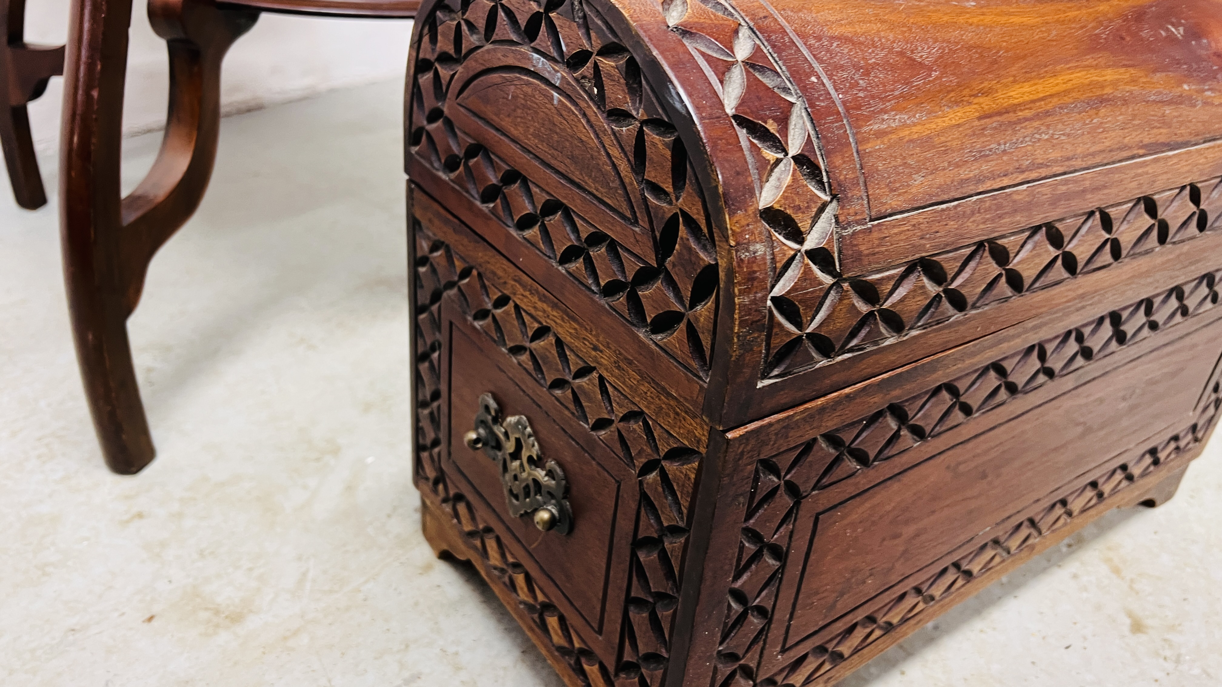 A MAHOGANY SHAPED TOP OCCASIONAL TABLE AND A REPRODUCTION DOME TOP TREASURY CHEST HINGE A/F. - Image 5 of 8