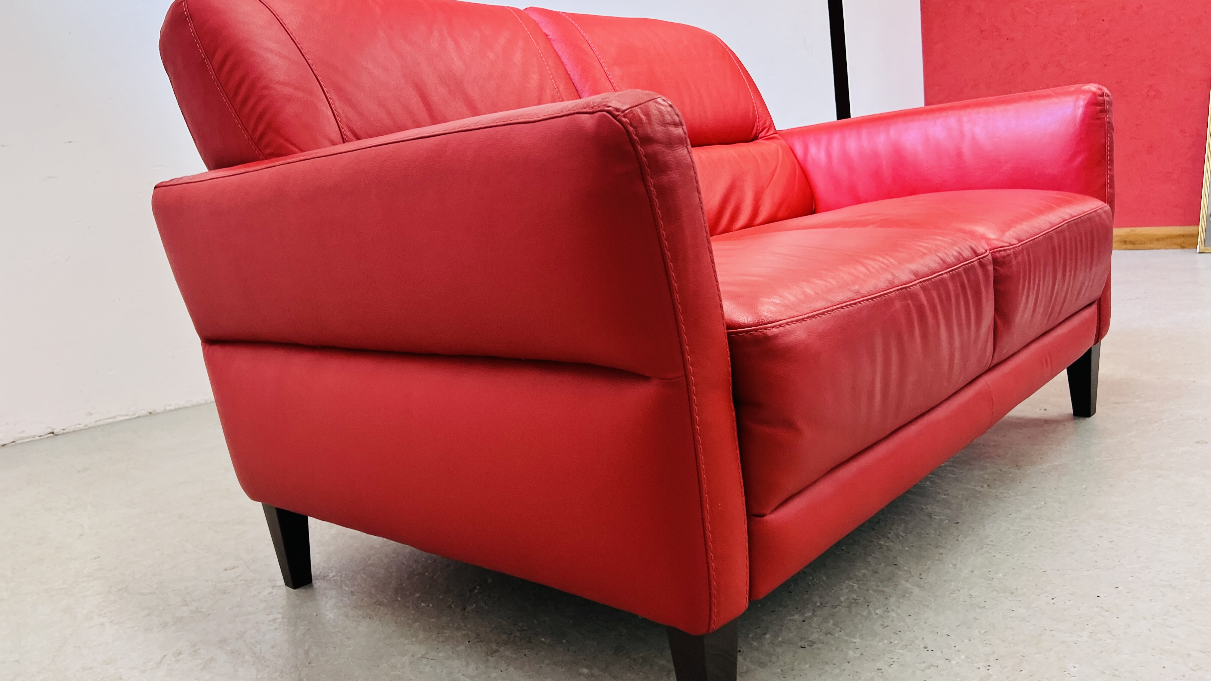 A MODERN DESIGNER RED LEATHER TWO PIECE LOUNGE SUITE COMPRISING 3 SEATER - L 200CM AND 2 SEATER - L - Image 7 of 21