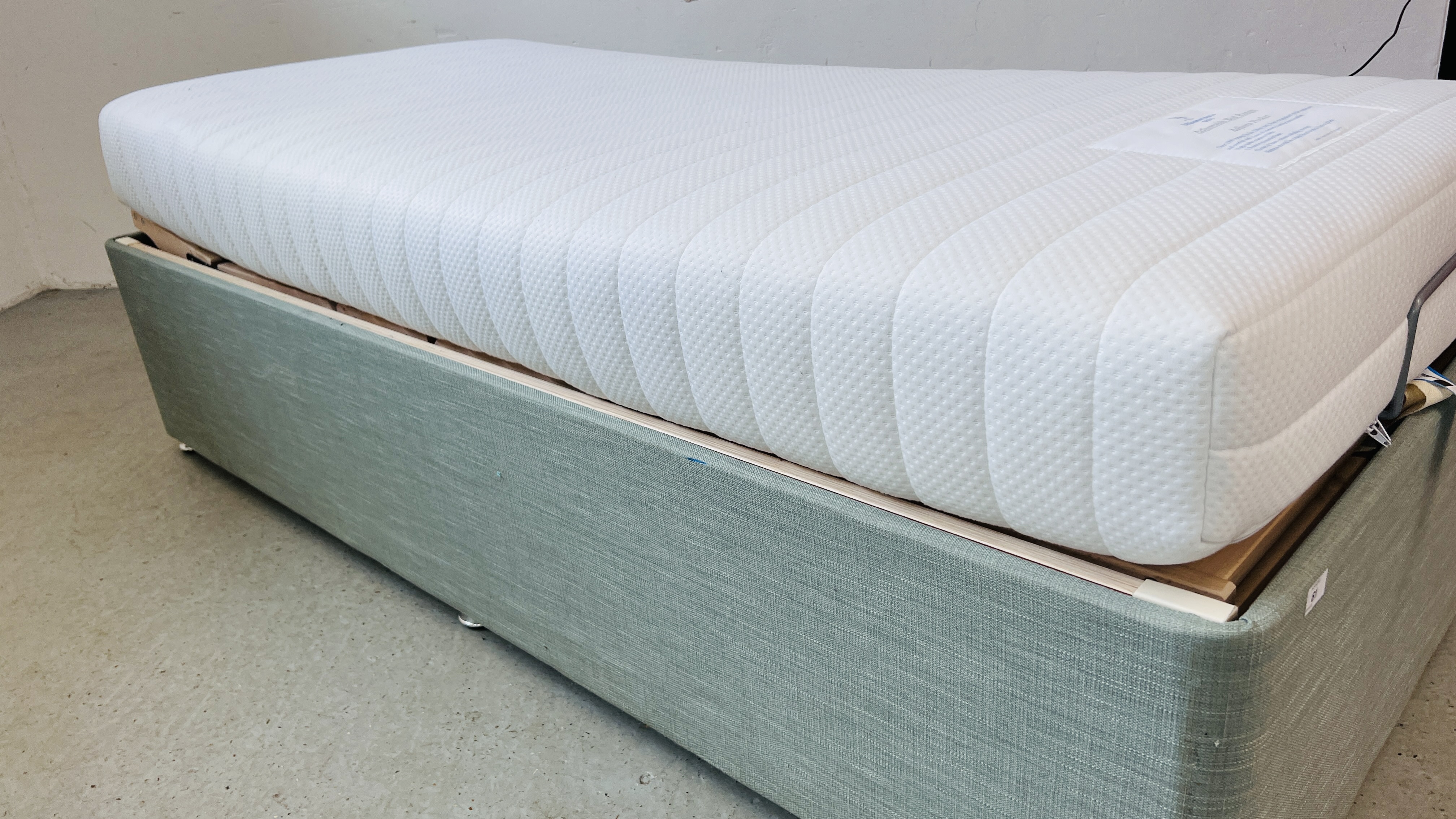 AN ELECTRICALLY ADJUSTABLE SINGLE DIVAN BED WITH DREAMWORKS MATTRESS, - Image 3 of 12