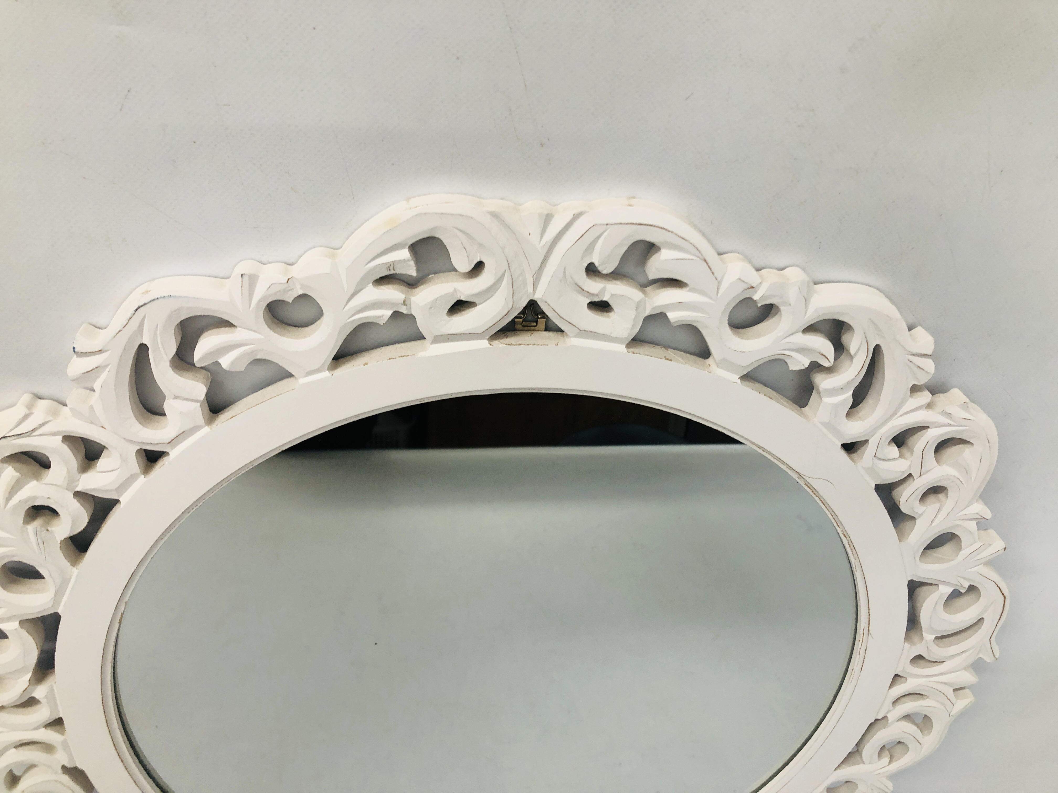 A MODERN DESIGNER WHITE FINISH CIRCULAR WALL MIRROR WITH DECORATIVE FRET WORK DETAIL - DIAMETER - Image 2 of 4