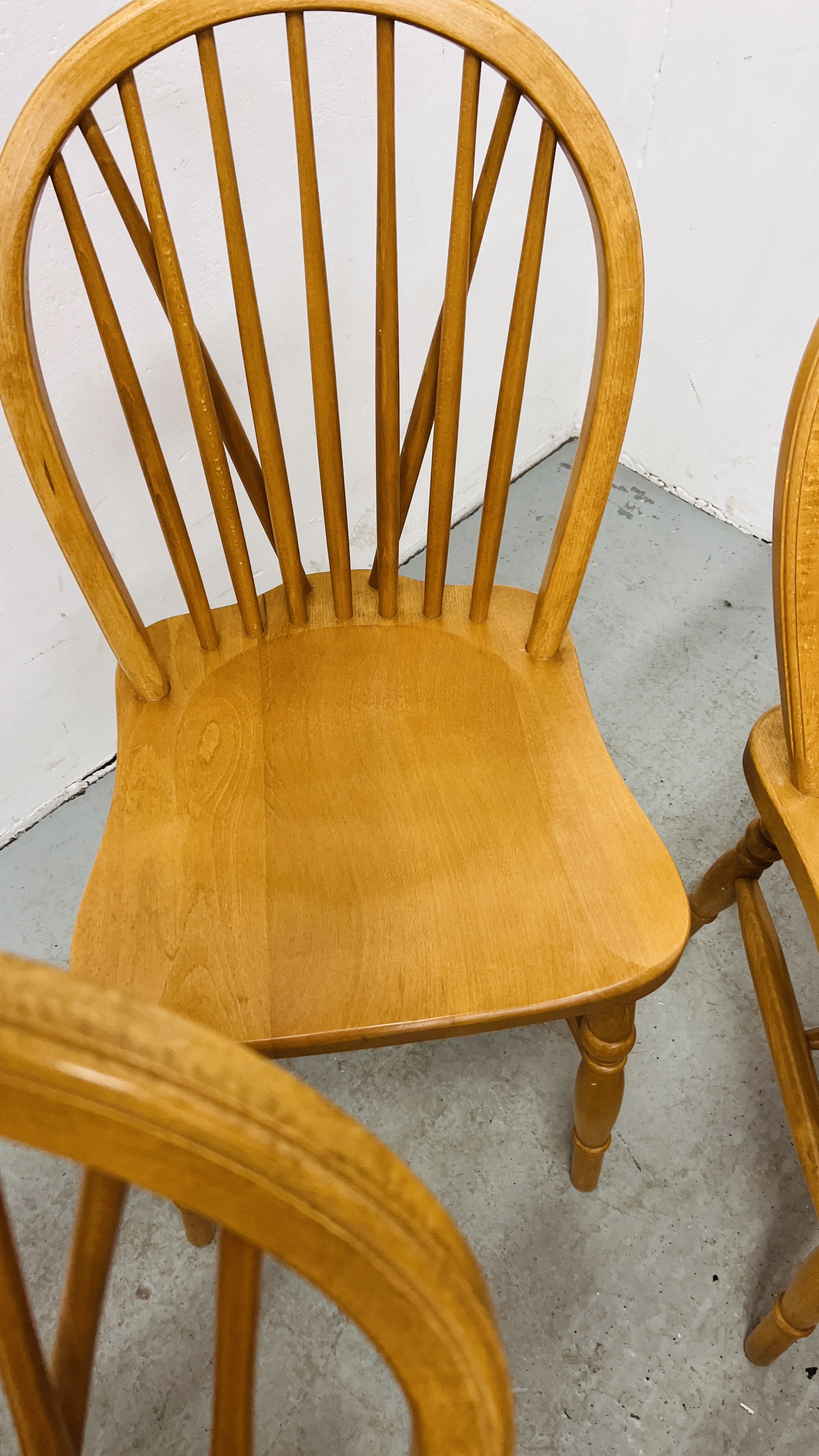 A SET OF SIX SOLID BEECH WOOD KITCHEN CHAIRS (4 X SIDE, - Image 12 of 17