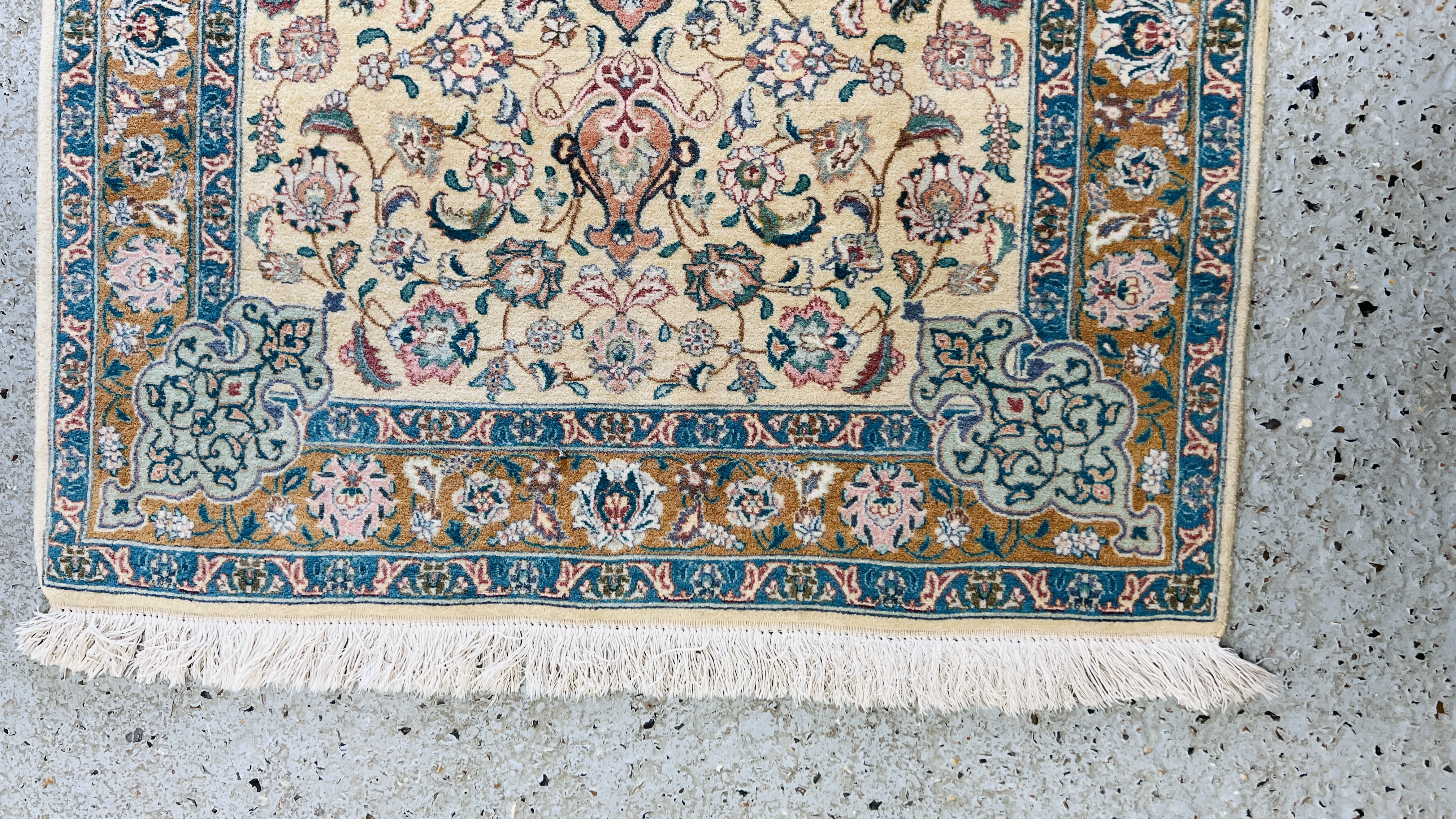PERSIAN RUG, THE CENTRAL LOBED MOTIF ON AN IVORY GROUND - L 150CM X W 99CM. - Image 4 of 6