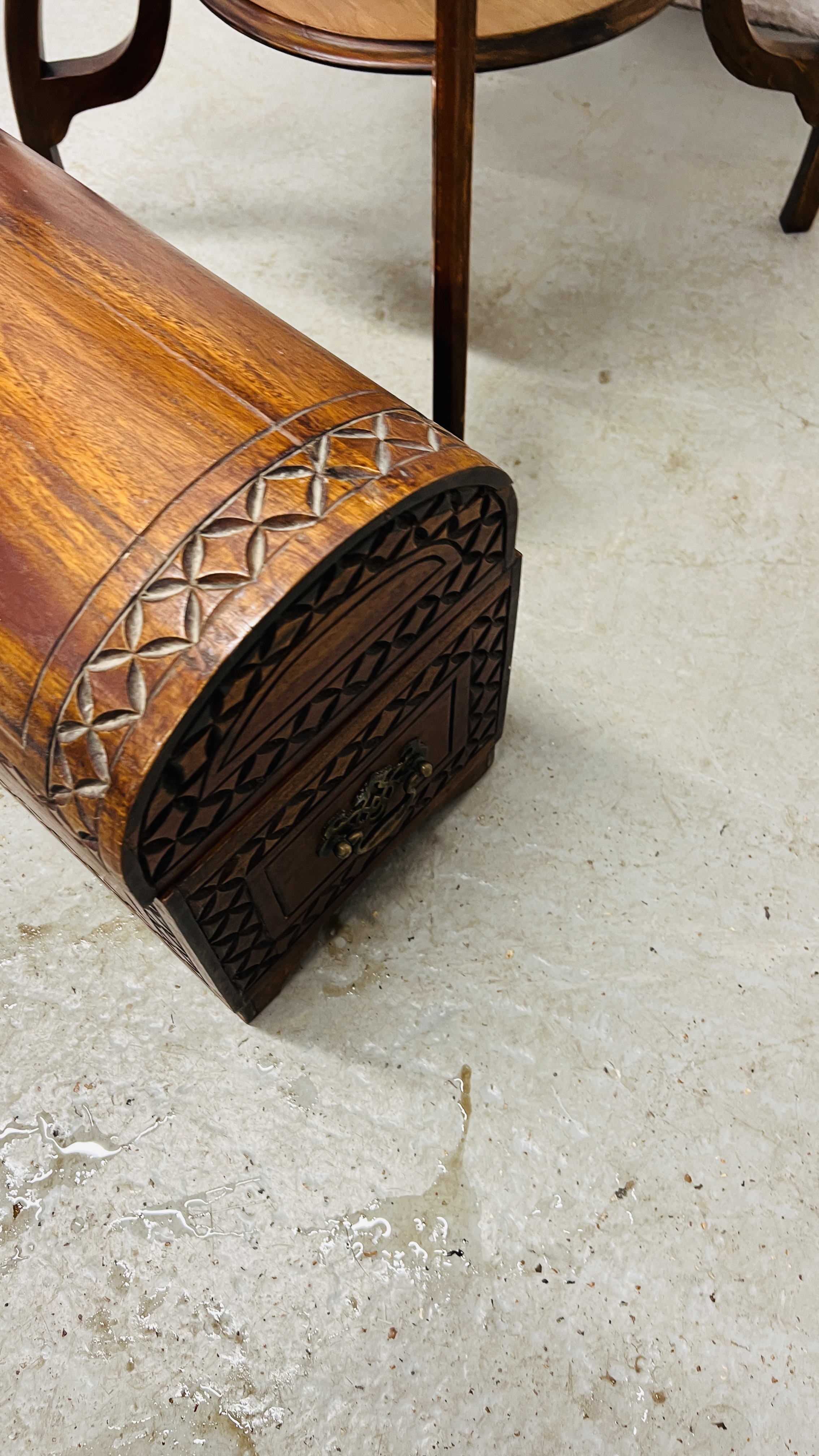 A MAHOGANY SHAPED TOP OCCASIONAL TABLE AND A REPRODUCTION DOME TOP TREASURY CHEST HINGE A/F. - Image 4 of 8