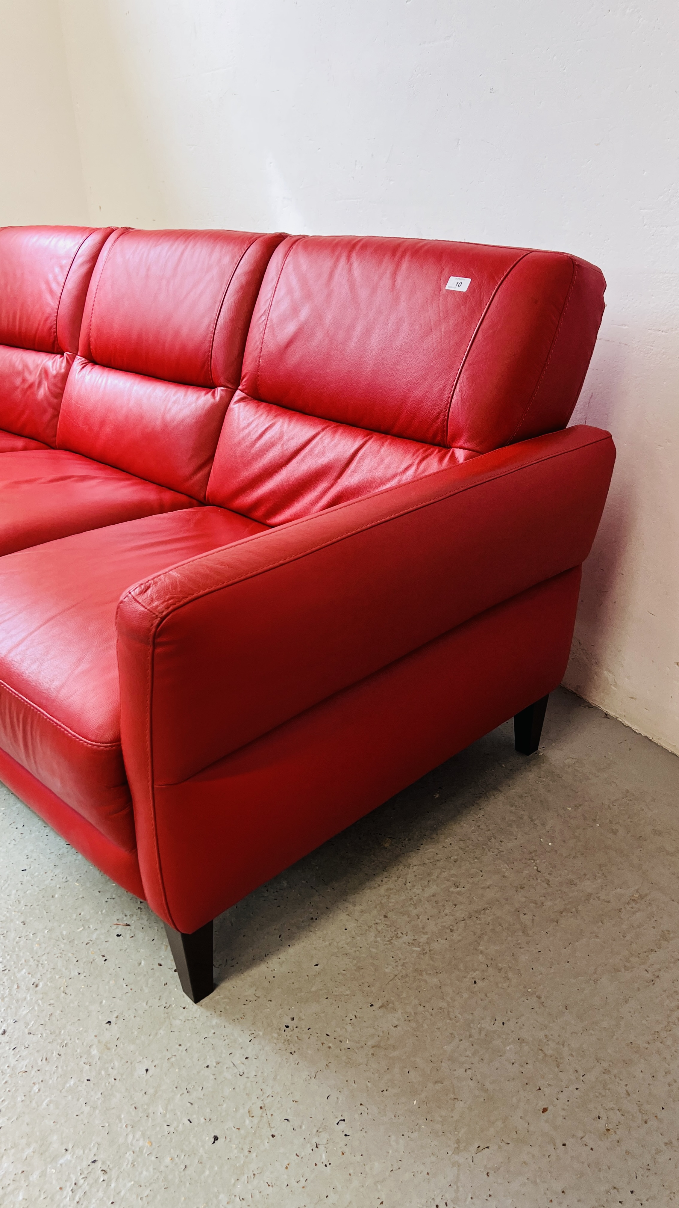 A MODERN DESIGNER RED LEATHER TWO PIECE LOUNGE SUITE COMPRISING 3 SEATER - L 200CM AND 2 SEATER - L - Image 14 of 21