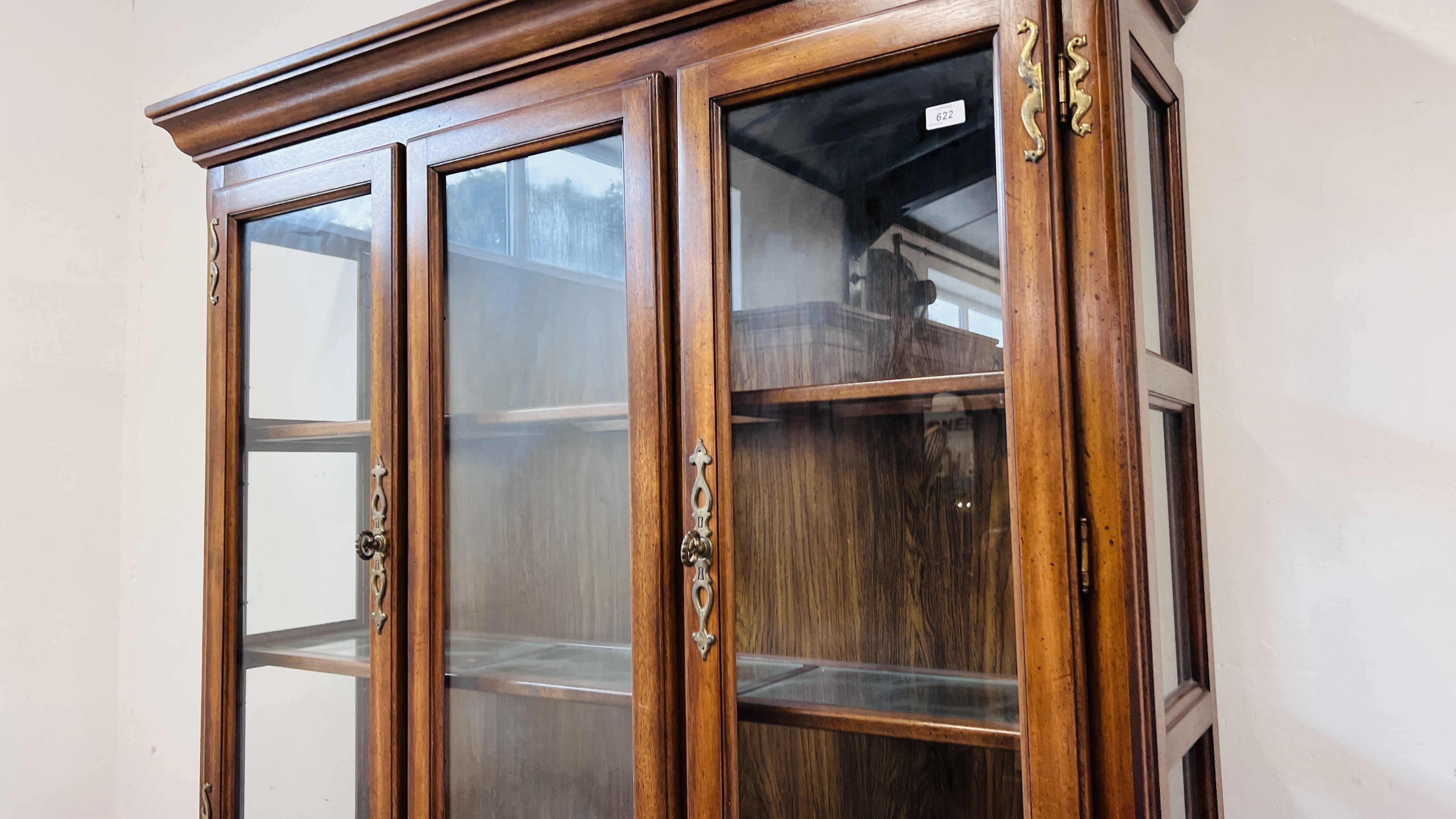 A REPRODUCTION ANTIQUE FINISH DISPLAY CABINET WITH THREE DOOR CABINET BASE W 149CM, D 43CM, H 202CM. - Image 4 of 9