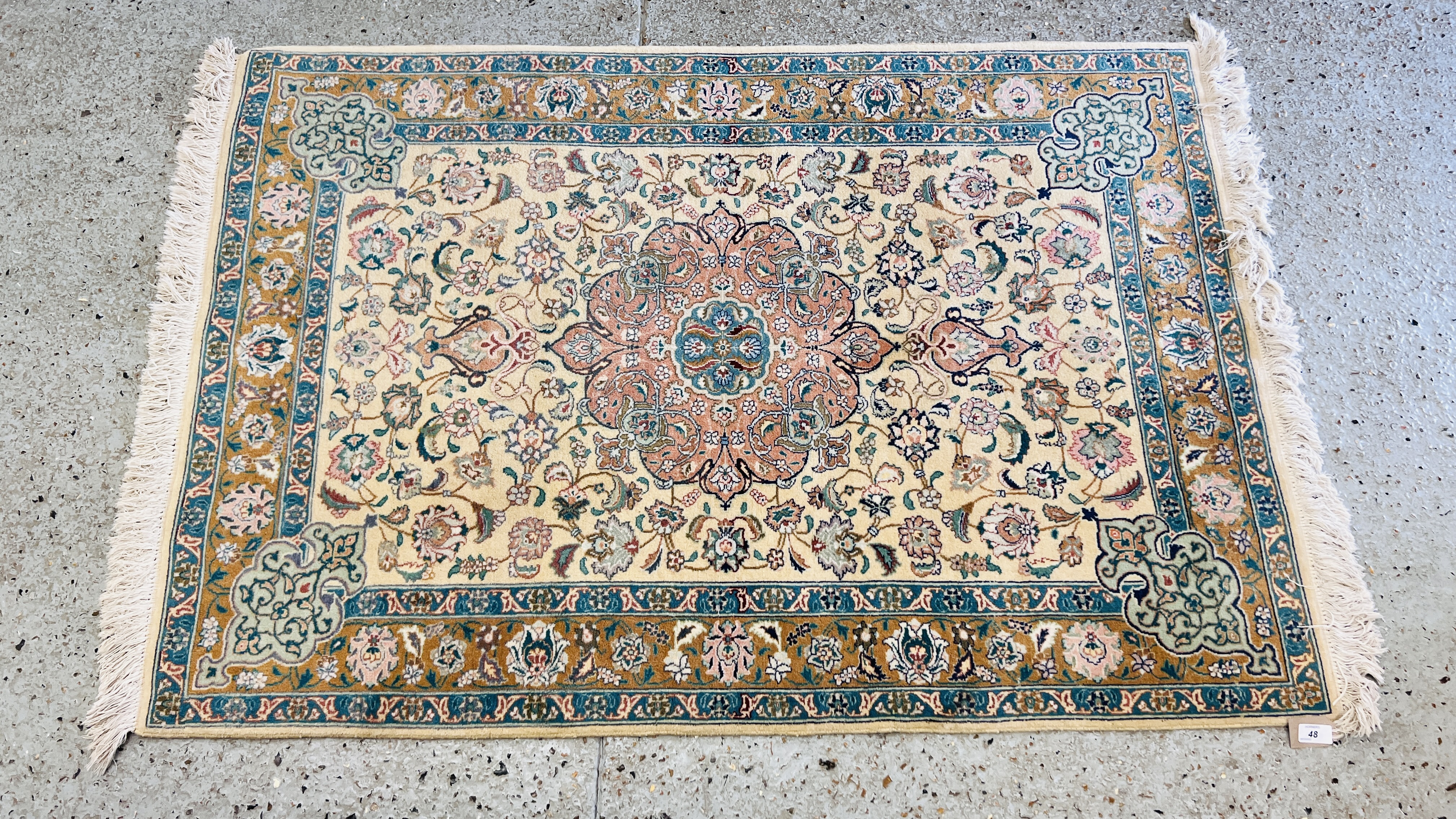 PERSIAN RUG, THE CENTRAL LOBED MOTIF ON AN IVORY GROUND - L 150CM X W 99CM.