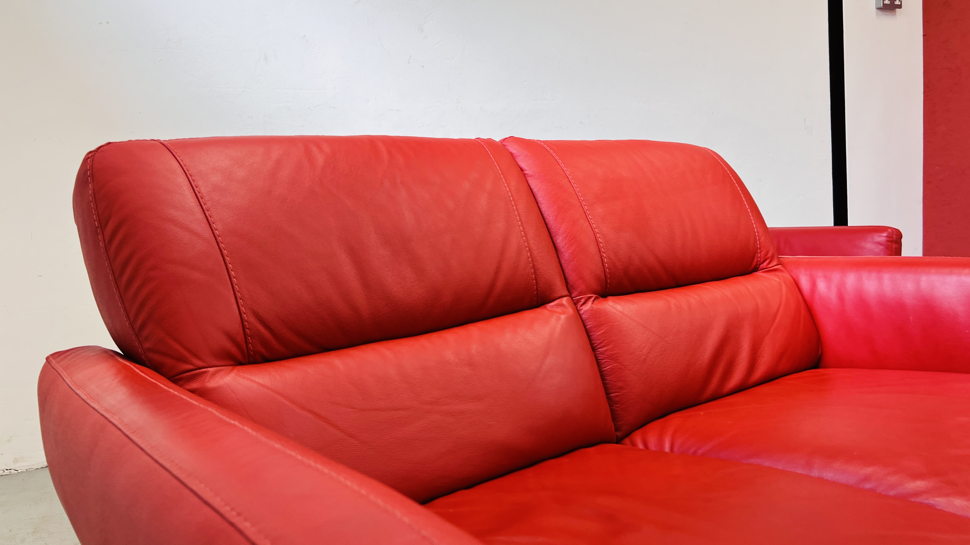 A MODERN DESIGNER RED LEATHER TWO PIECE LOUNGE SUITE COMPRISING 3 SEATER - L 200CM AND 2 SEATER - L - Image 8 of 21