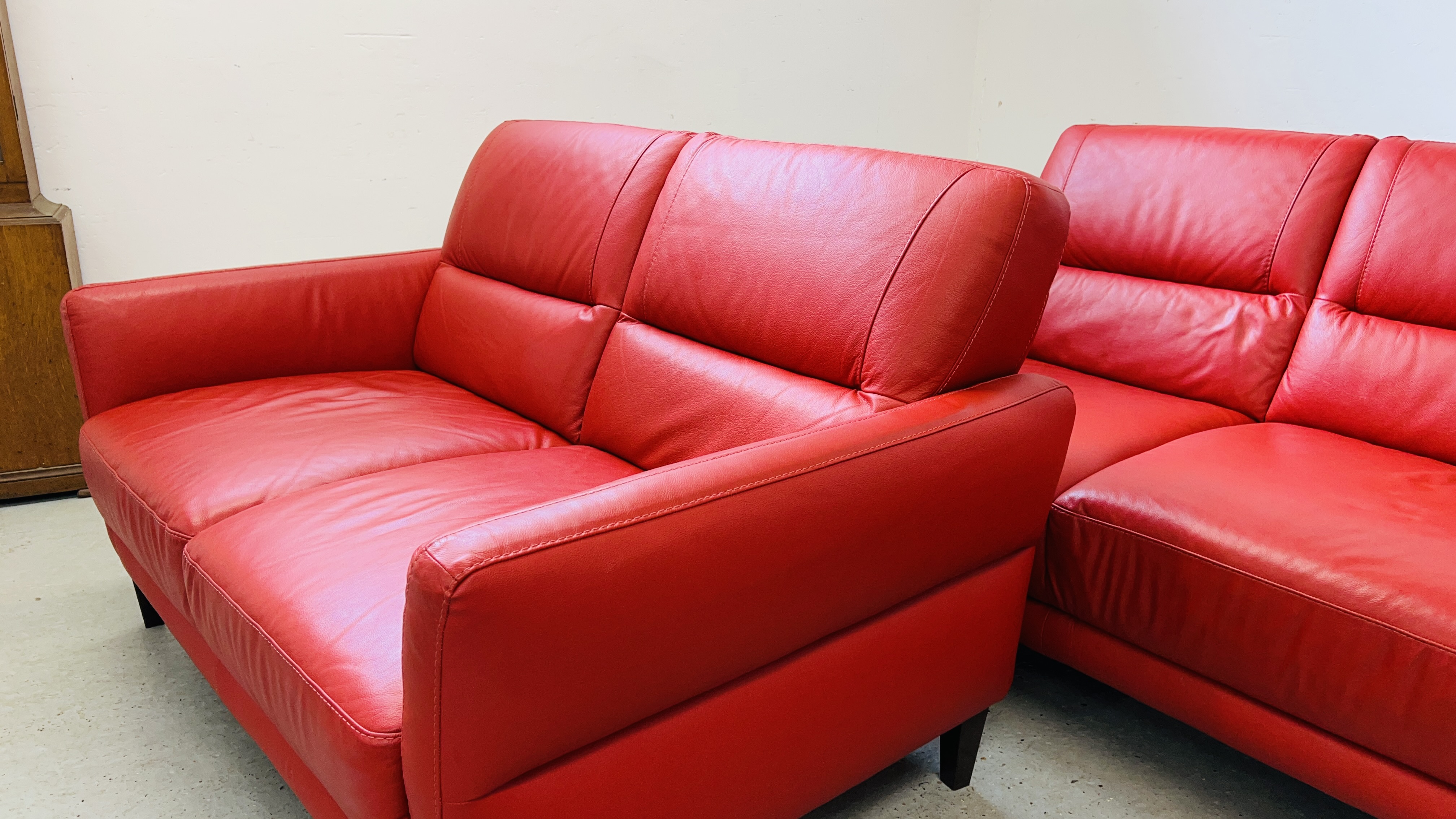 A MODERN DESIGNER RED LEATHER TWO PIECE LOUNGE SUITE COMPRISING 3 SEATER - L 200CM AND 2 SEATER - L - Image 10 of 21