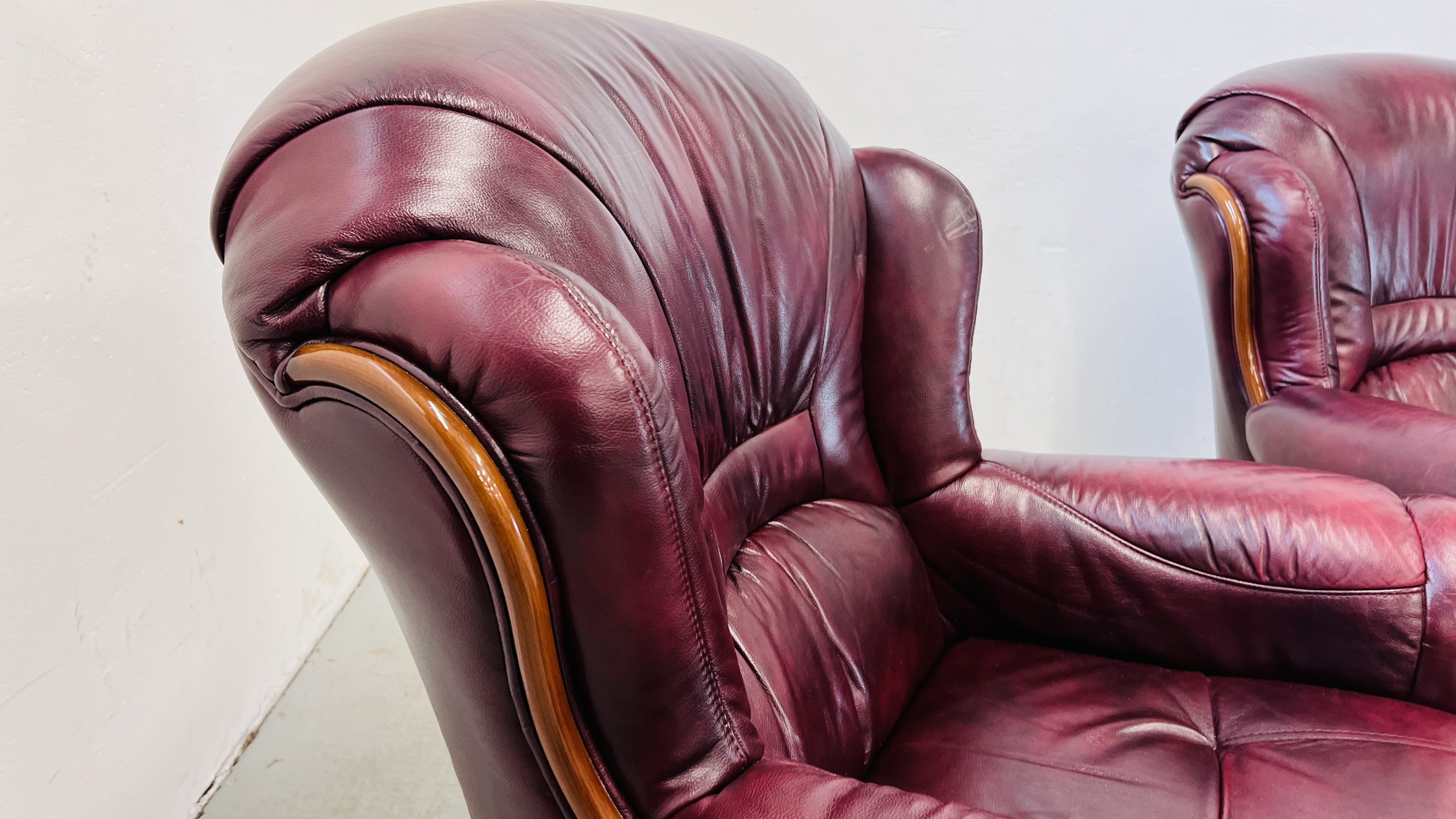 A PAIR OF GOOD QUALITY MODERN OXBLOOD LEATHER UPHOLSTERED EASY CHAIRS. - Image 5 of 8