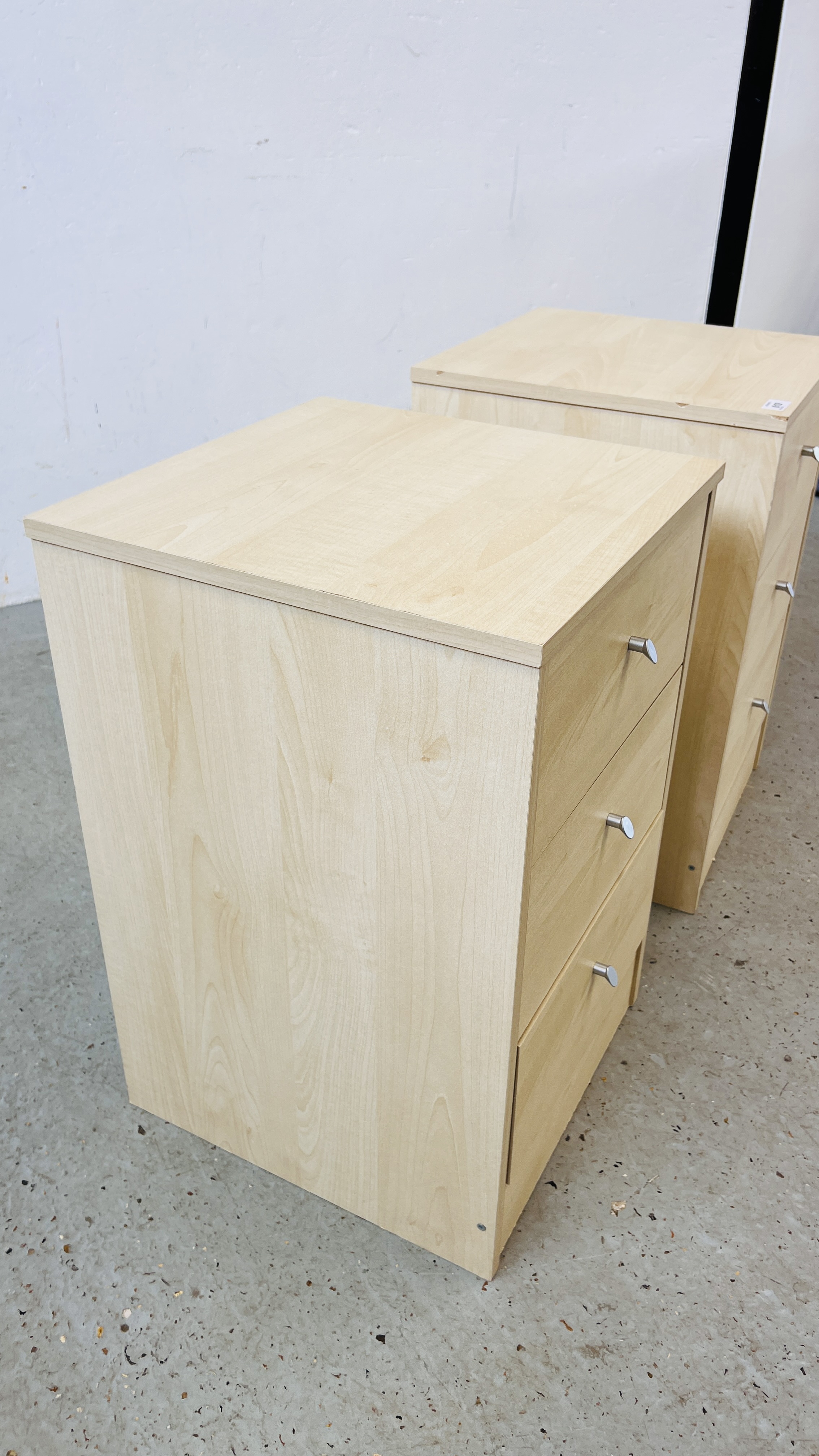 A PAIR OF MODERN LIGHT ASH THREE DRAWER BEDSIDE CHESTS EACH W 39CM, D 40CM, H 61CM. - Image 8 of 9