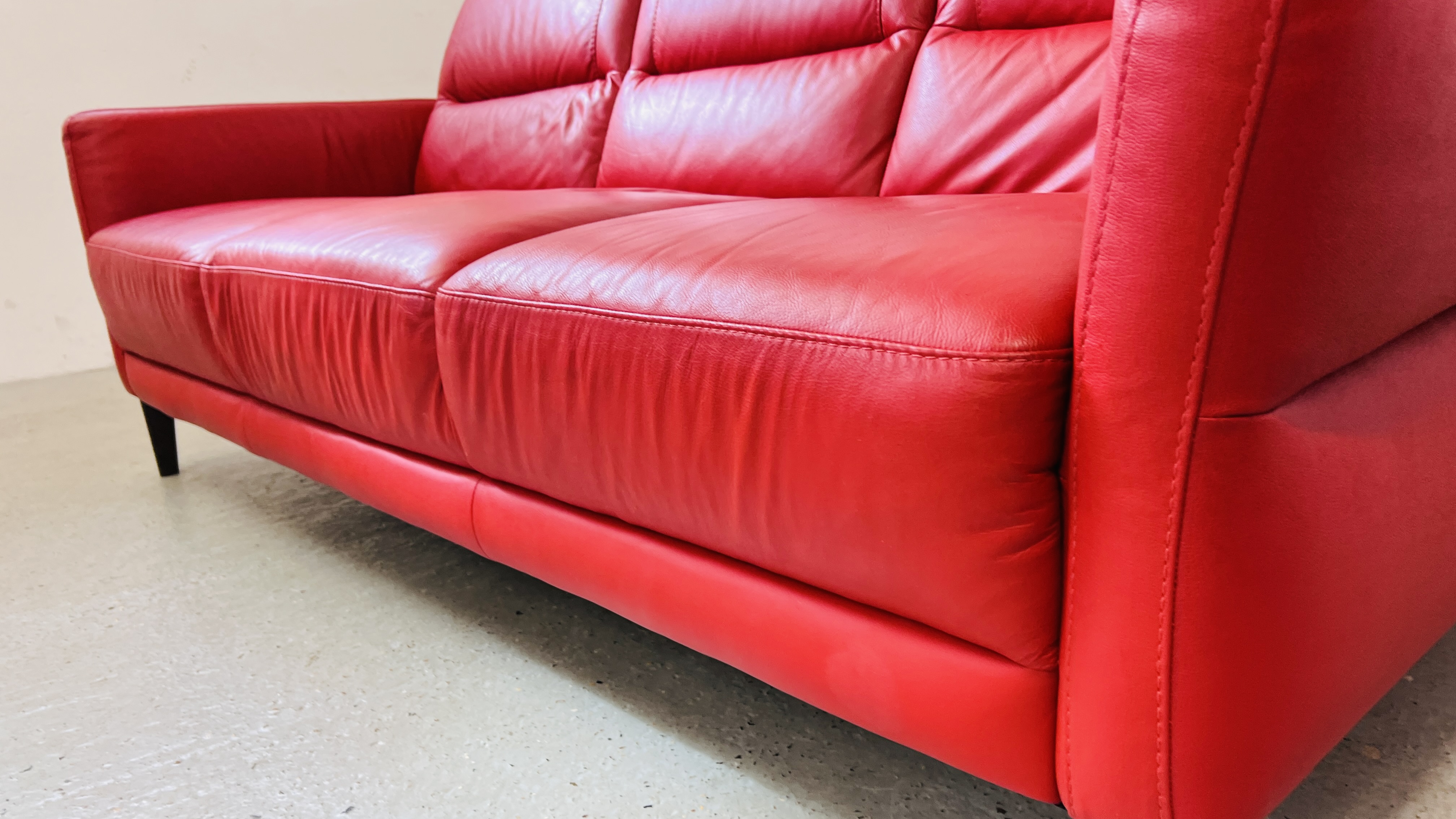 A MODERN DESIGNER RED LEATHER TWO PIECE LOUNGE SUITE COMPRISING 3 SEATER - L 200CM AND 2 SEATER - L - Image 16 of 21