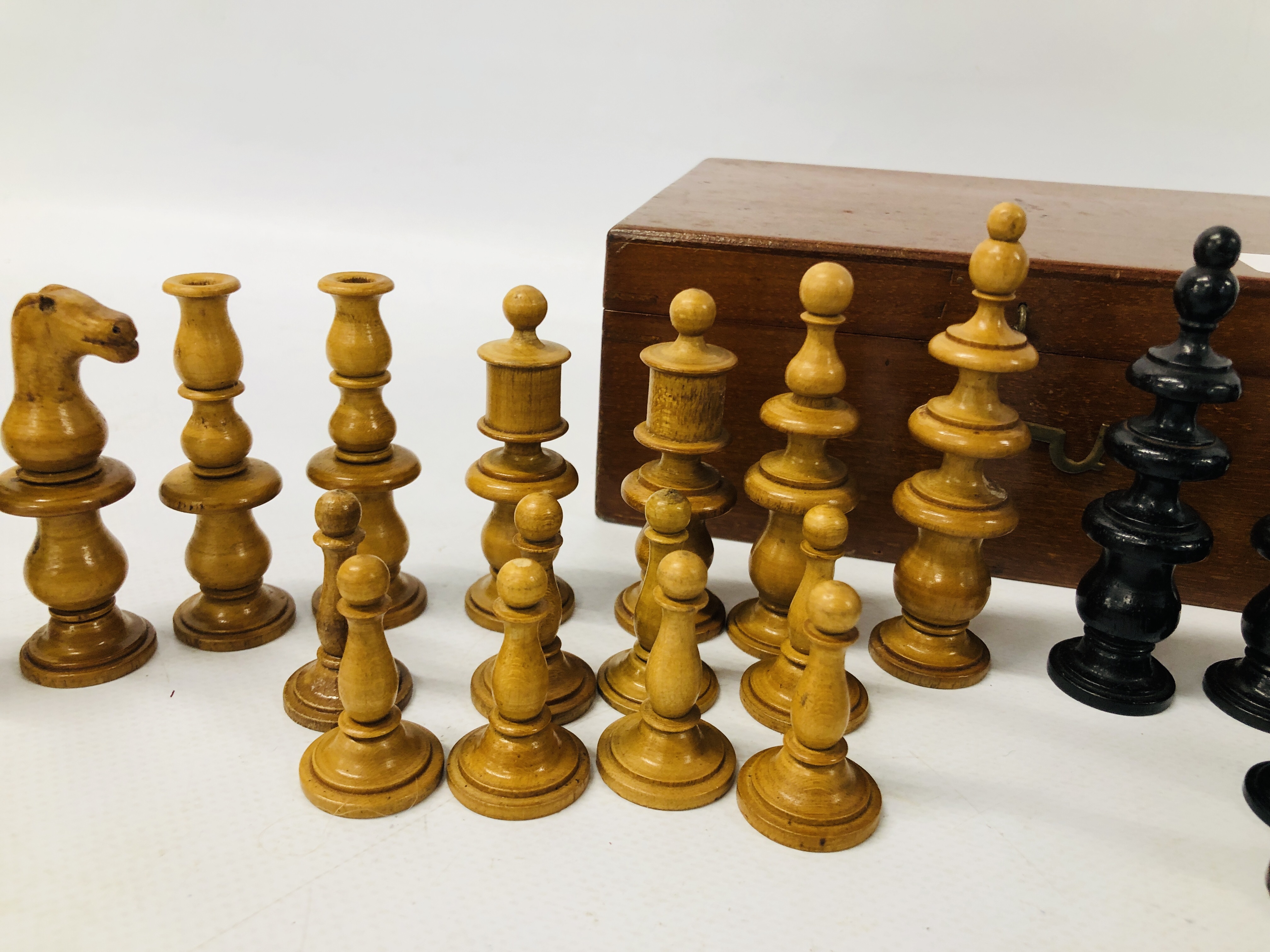 UNUSUAL VINTAGE FRUIT WOOD CHESS SET - Bild 3 aus 6