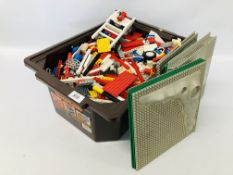 LARGE BOX CONTAINING QUANTITY OF LEGO.