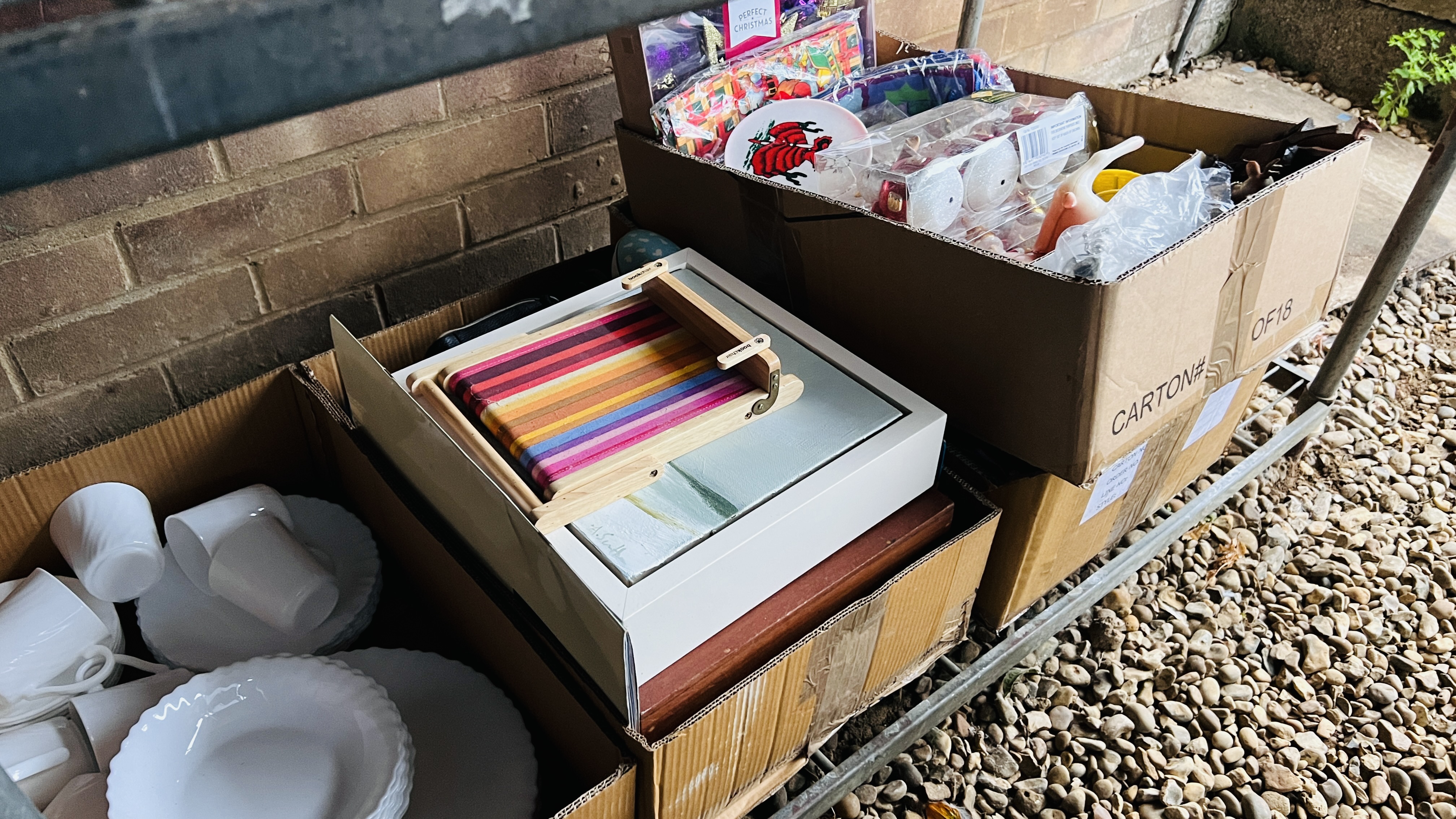 9 X BOXES OF ASSORTED HOUSEHOLD SUNDRIES TO INCLUDE GLASS AND CHINA WARE ORNAMENTS, - Image 11 of 11