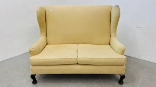AN EARLY C20TH WINGED TWO SEATER SOFA ON A SQUAT CABRIOLE FEET WIDTH 139CM. HEIGHT 110CM.