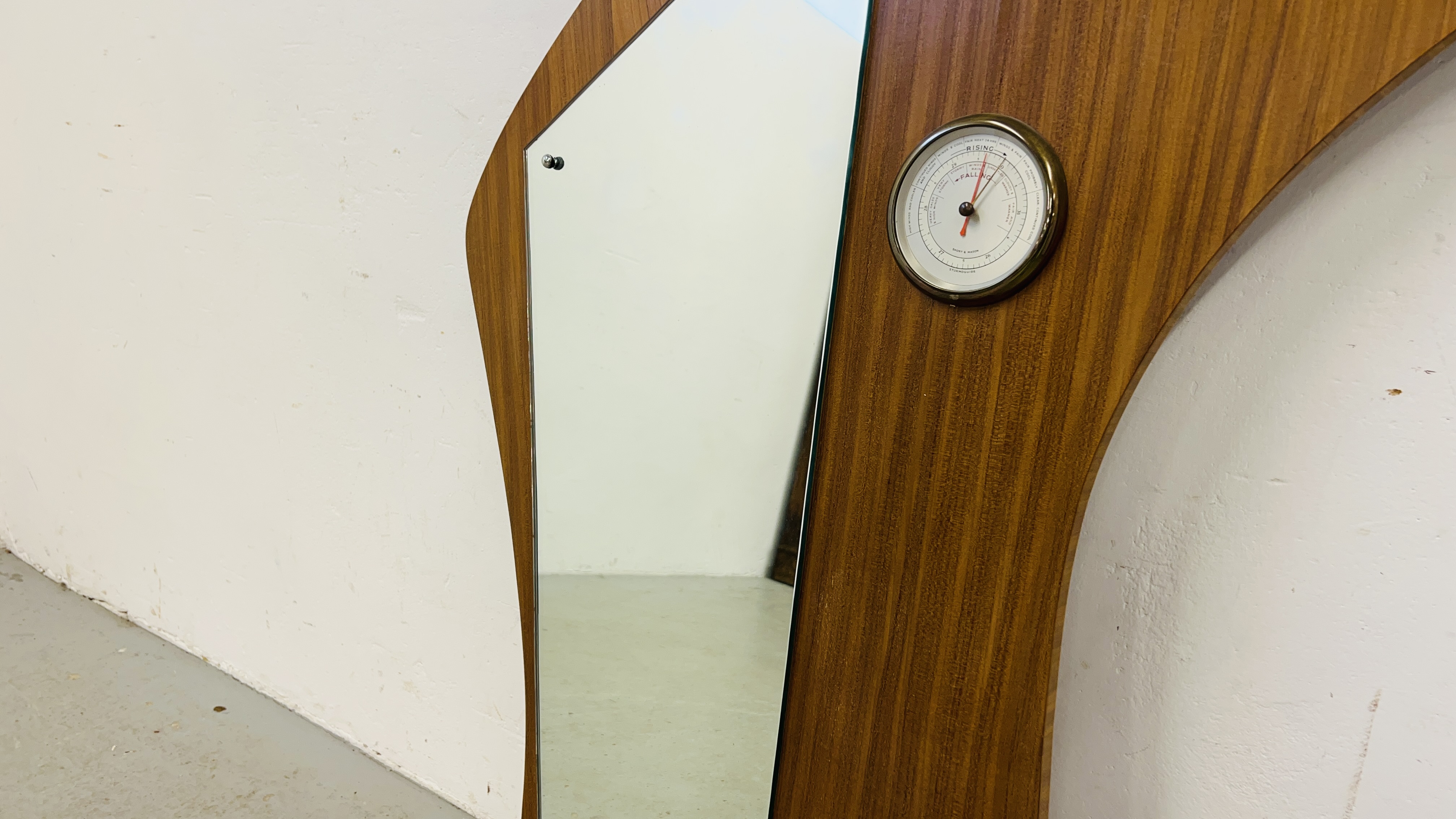 A RETRO MID CENTURY HALL MIRROR / SHELF WITH INSET BAROMETER. - Image 3 of 6