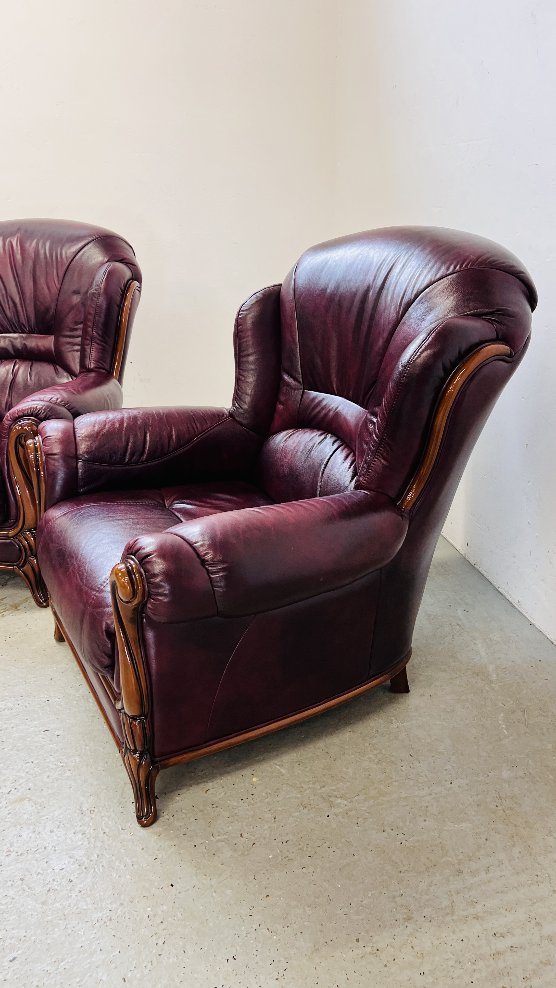 A PAIR OF GOOD QUALITY MODERN OXBLOOD LEATHER UPHOLSTERED EASY CHAIRS. - Image 7 of 8