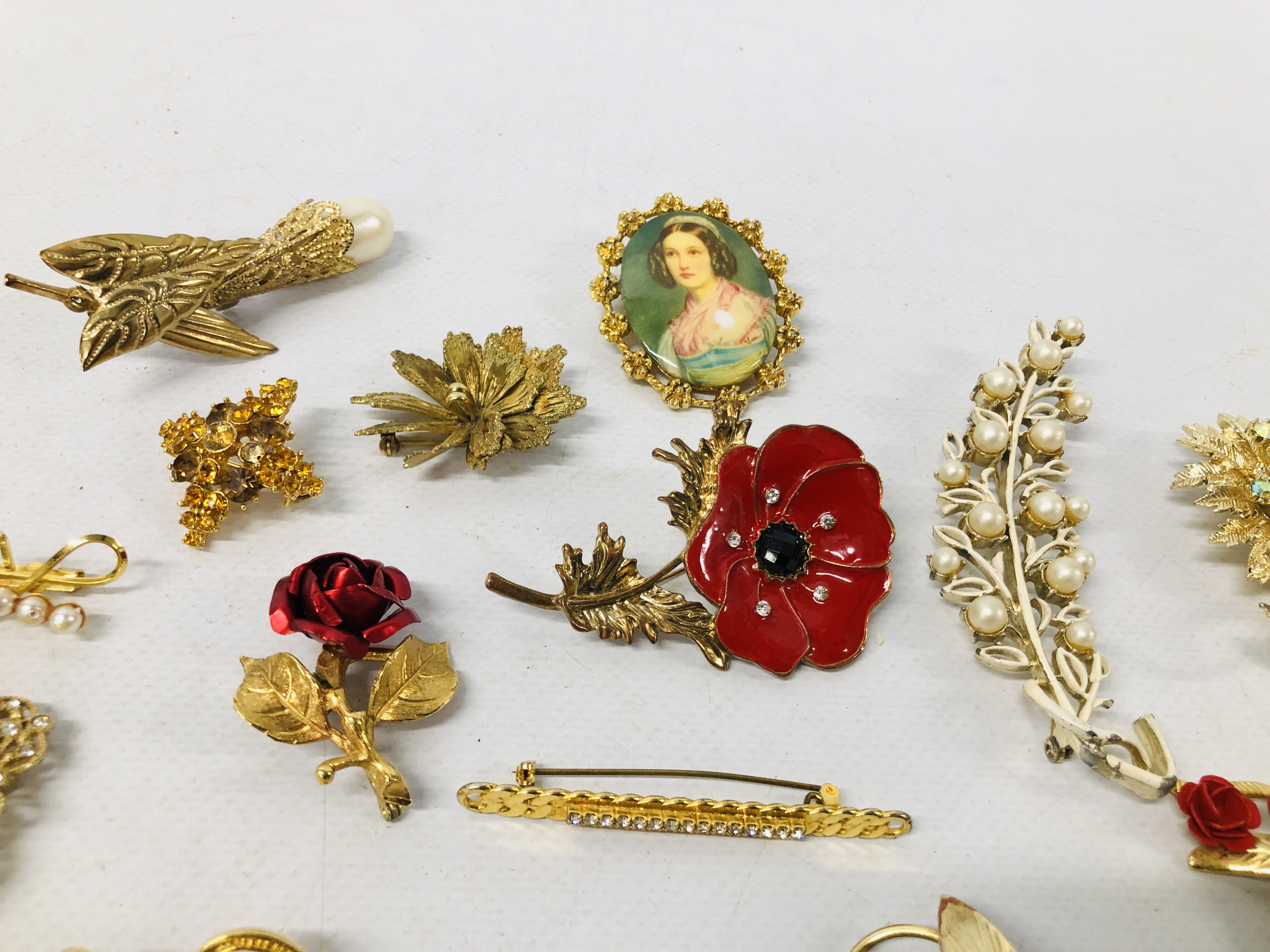 COLLECTION OF APPROXIMATELY 36 GOLD TONE VINTAGE & RETRO BROOCHES - Image 4 of 6