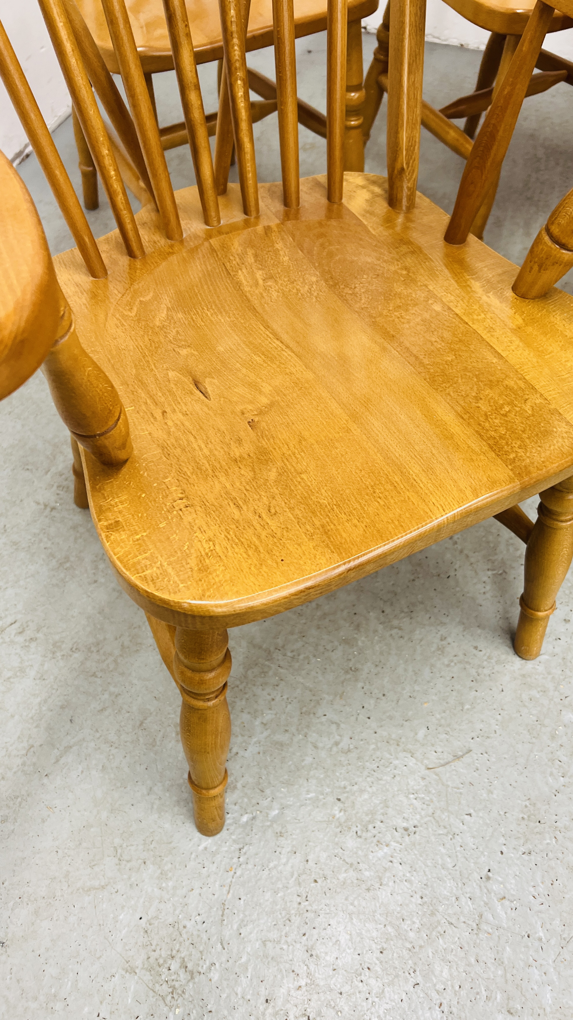 A SET OF SIX SOLID BEECH WOOD KITCHEN CHAIRS (4 X SIDE, - Image 8 of 17