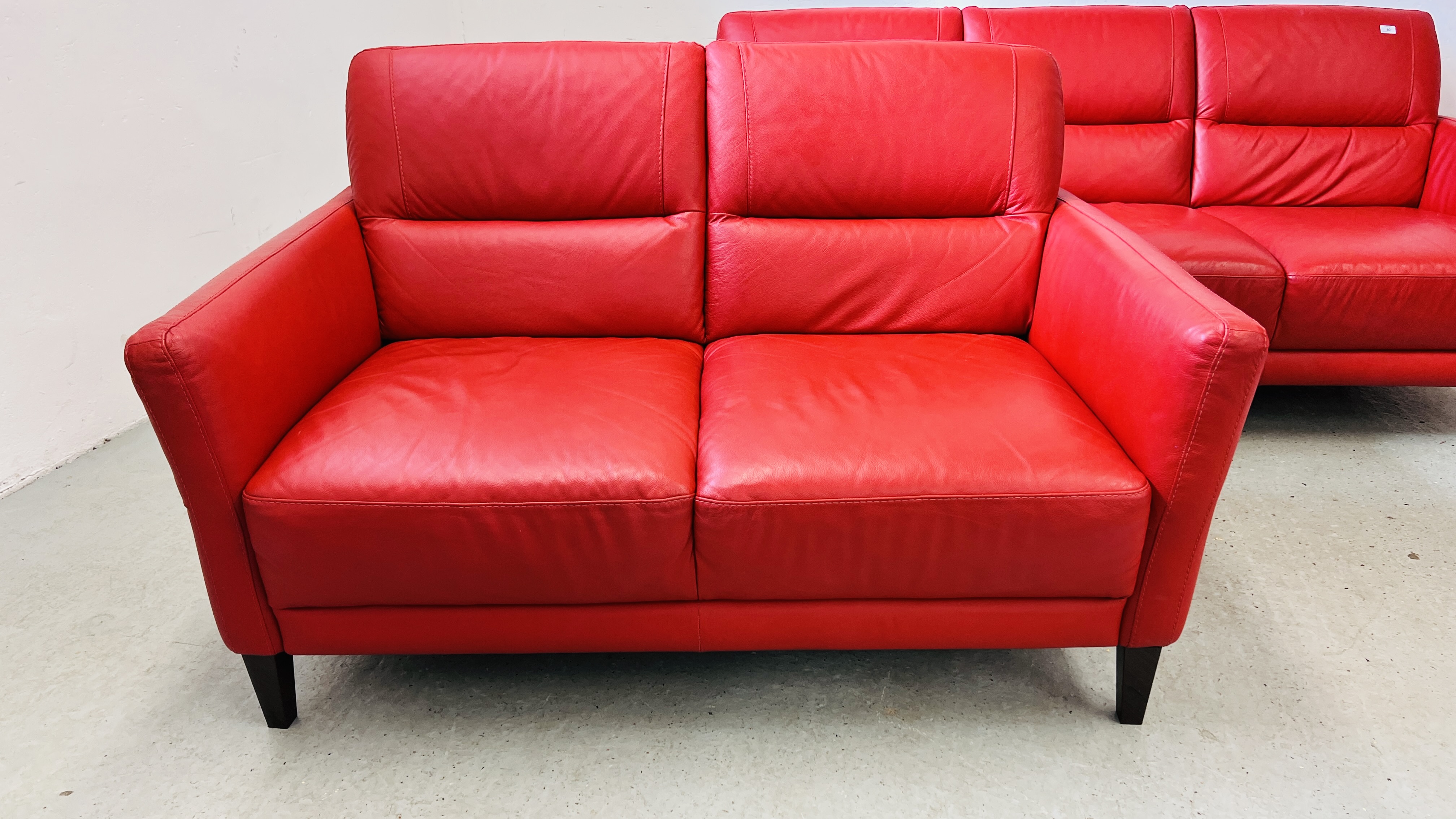 A MODERN DESIGNER RED LEATHER TWO PIECE LOUNGE SUITE COMPRISING 3 SEATER - L 200CM AND 2 SEATER - L - Image 2 of 21