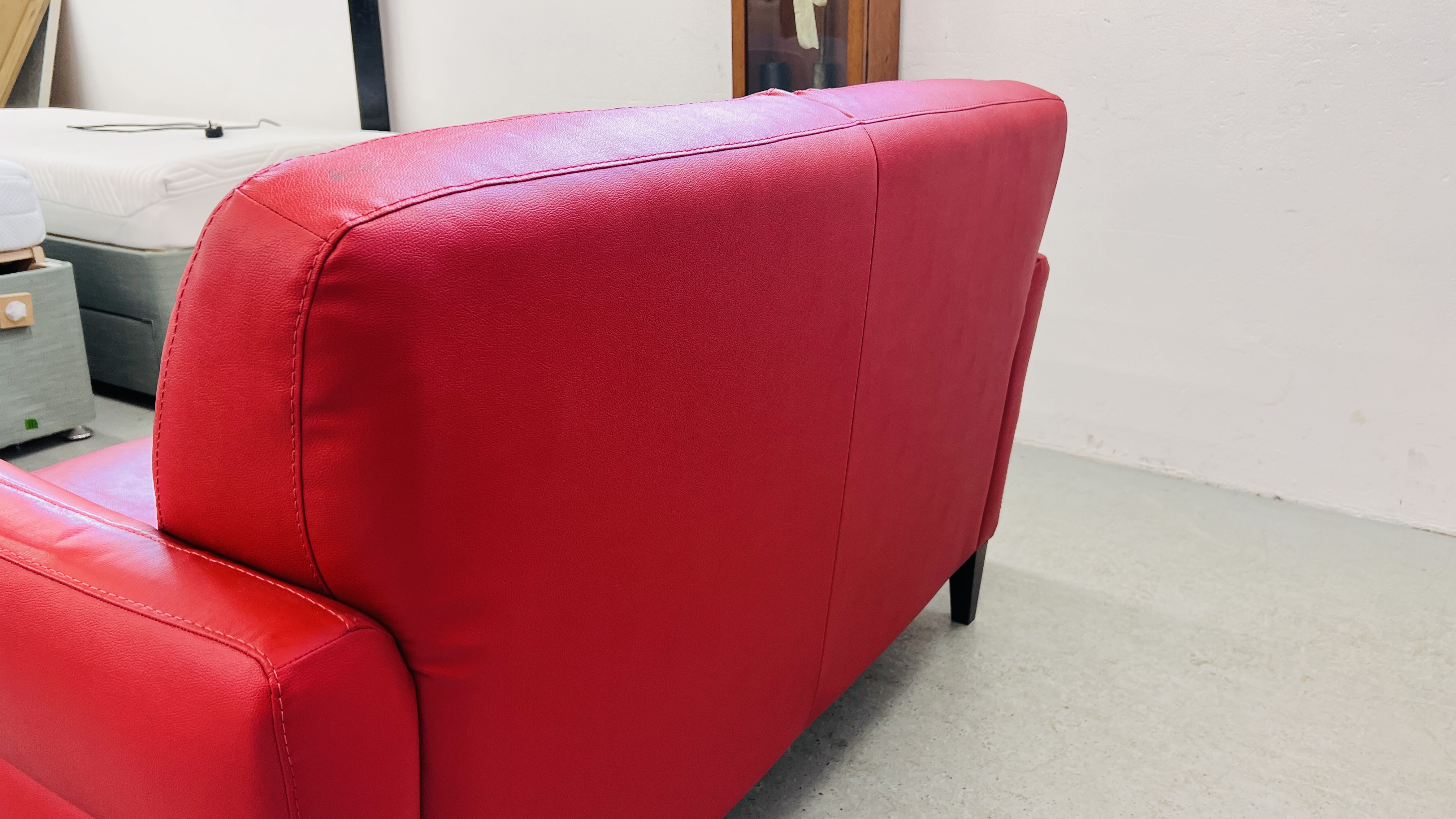 A MODERN DESIGNER RED LEATHER TWO PIECE LOUNGE SUITE COMPRISING 3 SEATER - L 200CM AND 2 SEATER - L - Image 11 of 21