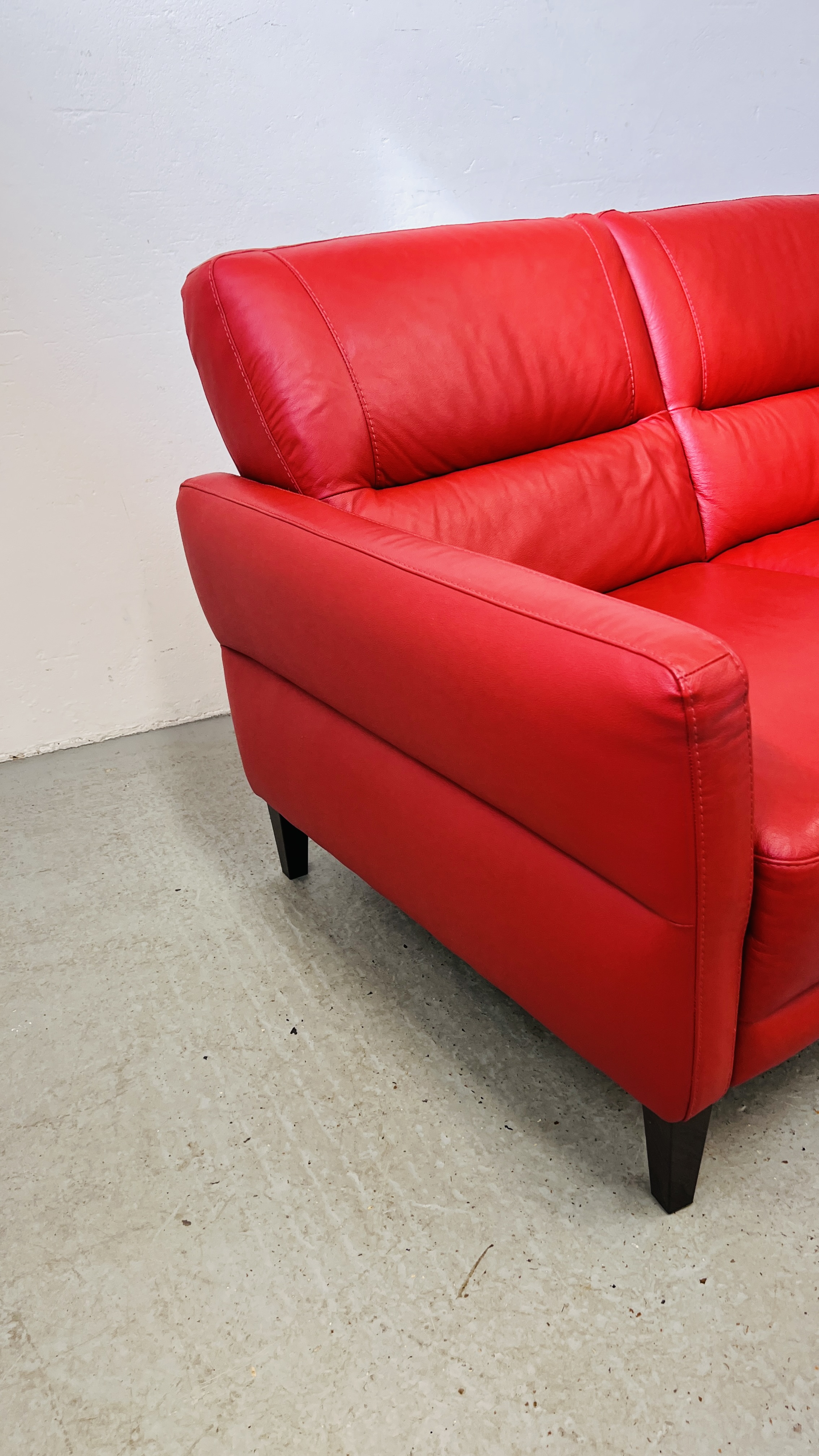 A MODERN DESIGNER RED LEATHER TWO PIECE LOUNGE SUITE COMPRISING 3 SEATER - L 200CM AND 2 SEATER - L - Image 18 of 21