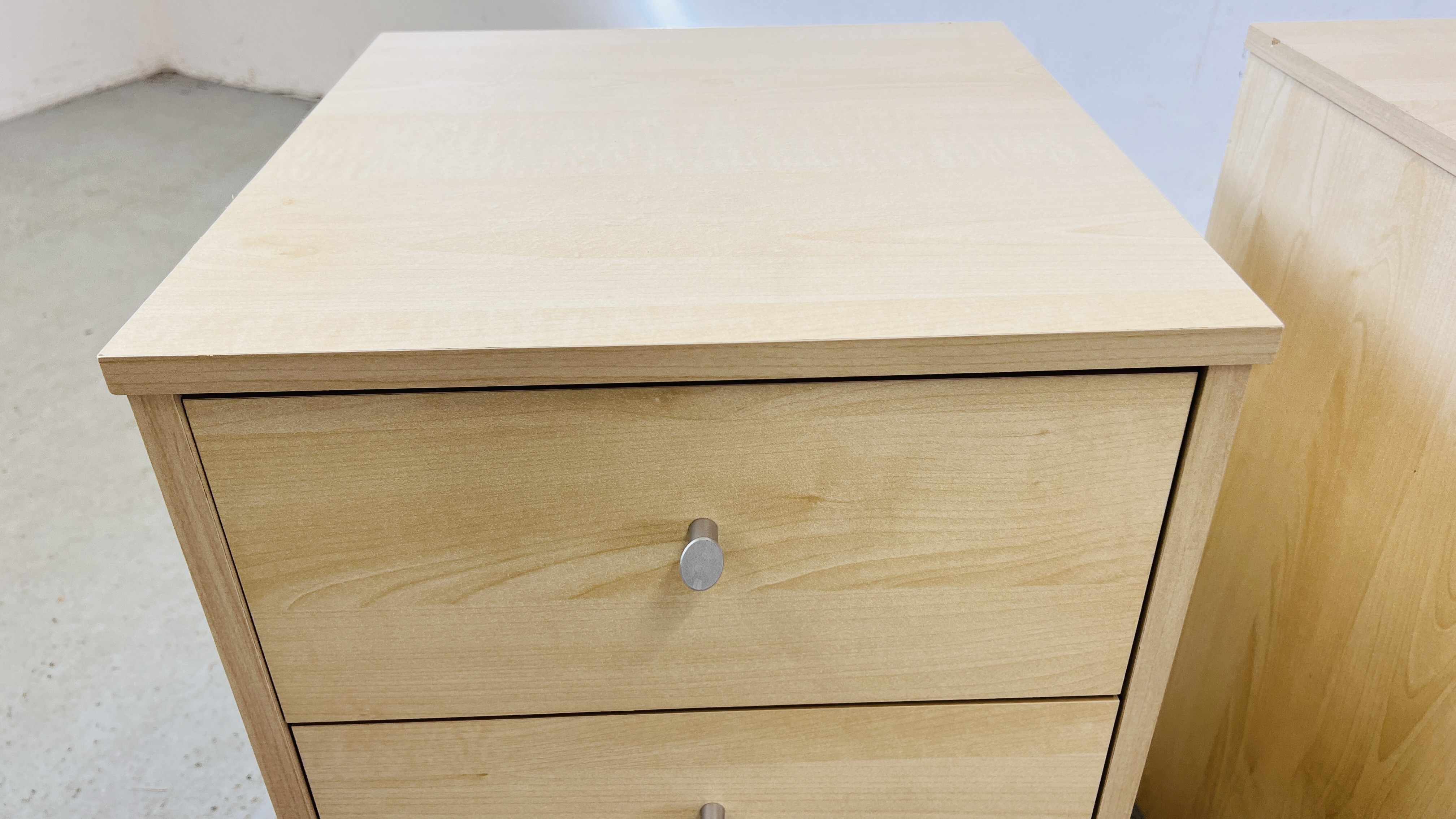 A PAIR OF MODERN LIGHT ASH THREE DRAWER BEDSIDE CHESTS EACH W 39CM, D 40CM, H 61CM. - Image 3 of 9