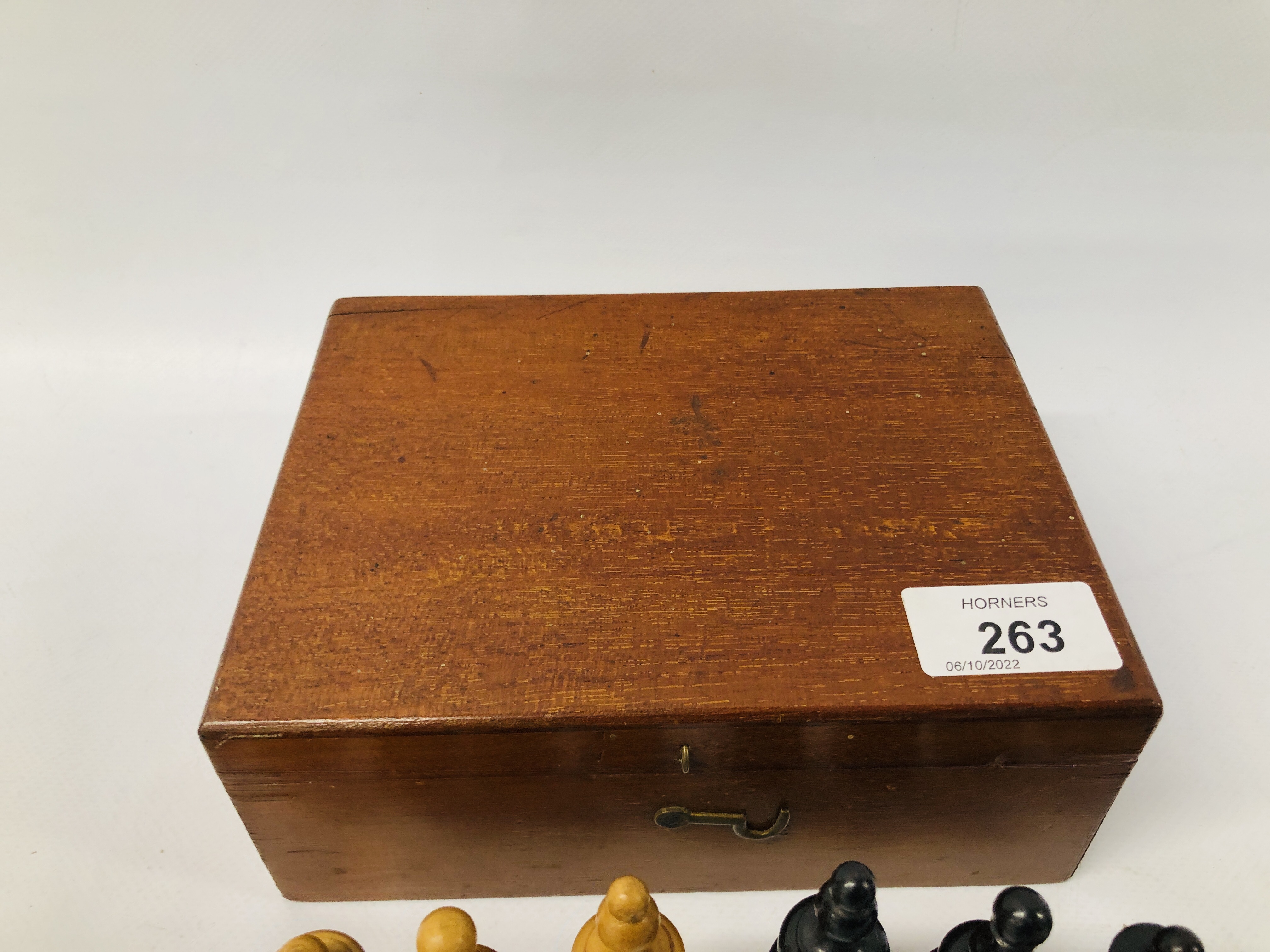 UNUSUAL VINTAGE FRUIT WOOD CHESS SET - Bild 6 aus 6