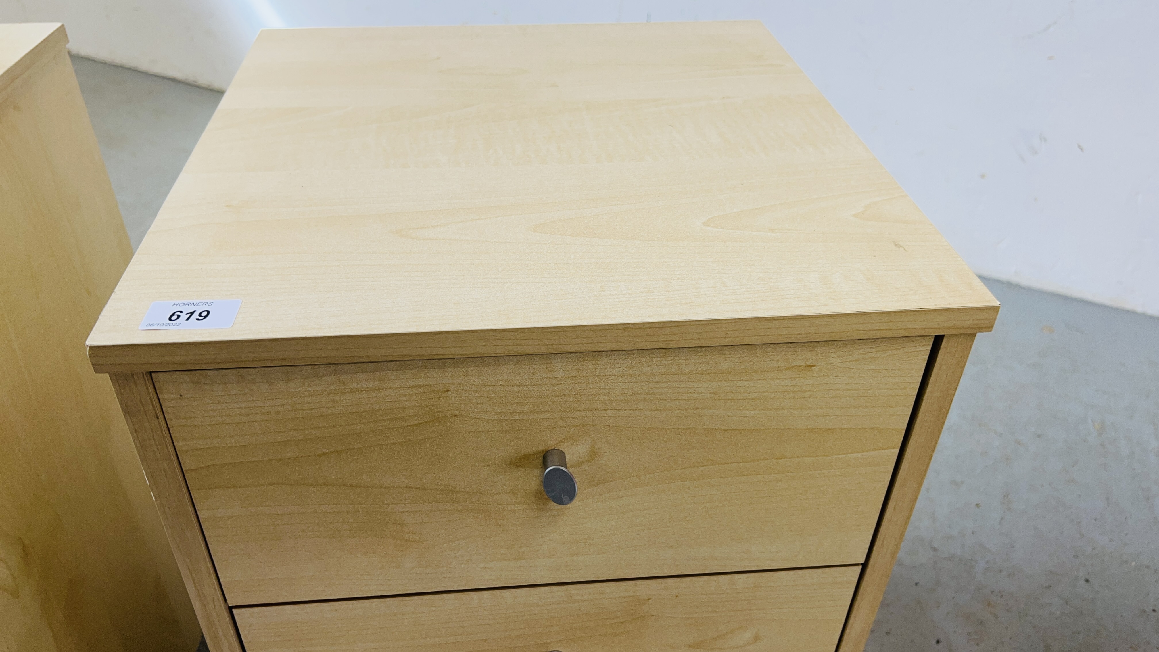 A PAIR OF MODERN LIGHT ASH THREE DRAWER BEDSIDE CHESTS EACH W 39CM, D 40CM, H 61CM. - Image 4 of 9