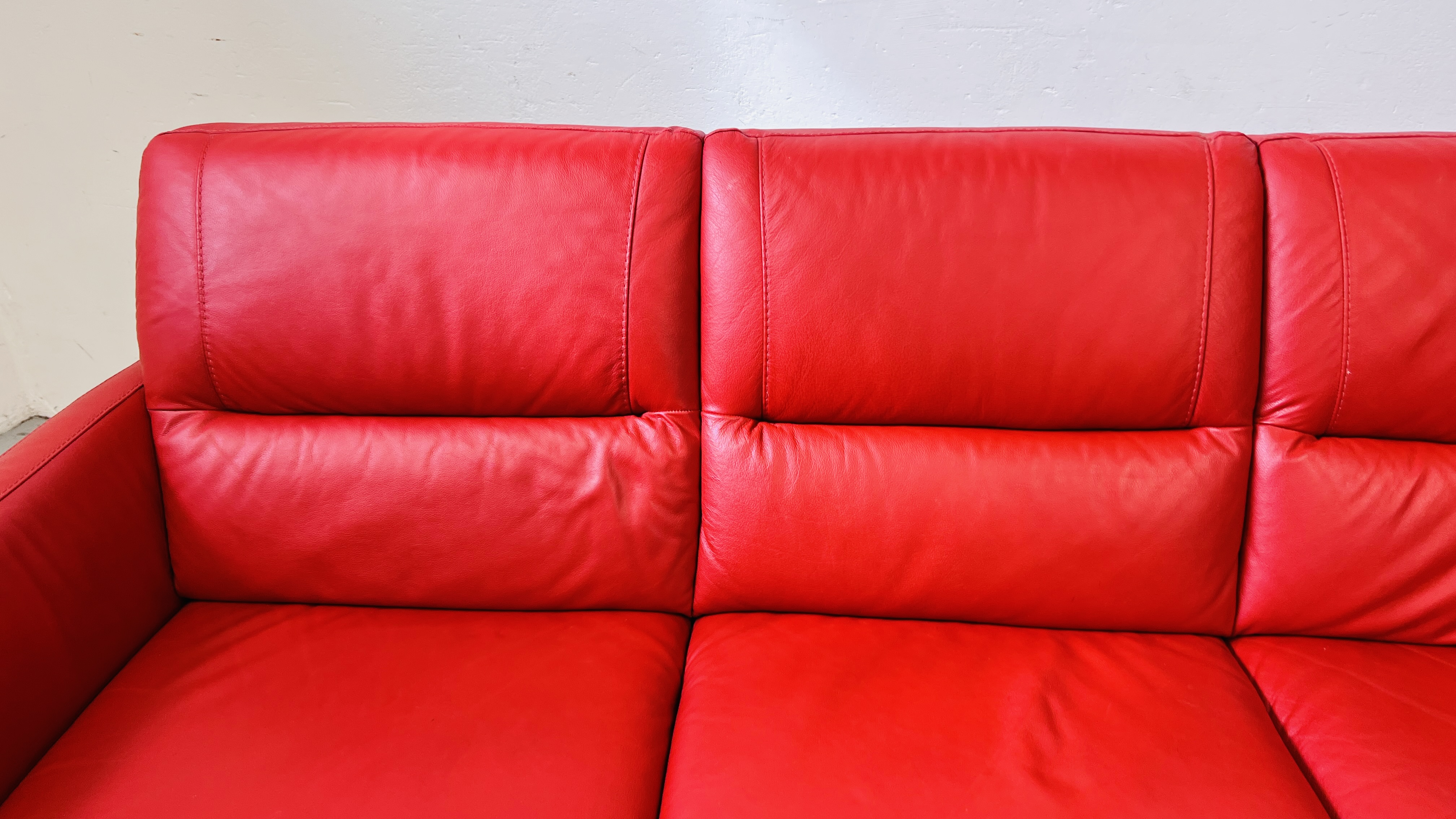 A MODERN DESIGNER RED LEATHER TWO PIECE LOUNGE SUITE COMPRISING 3 SEATER - L 200CM AND 2 SEATER - L - Image 17 of 21