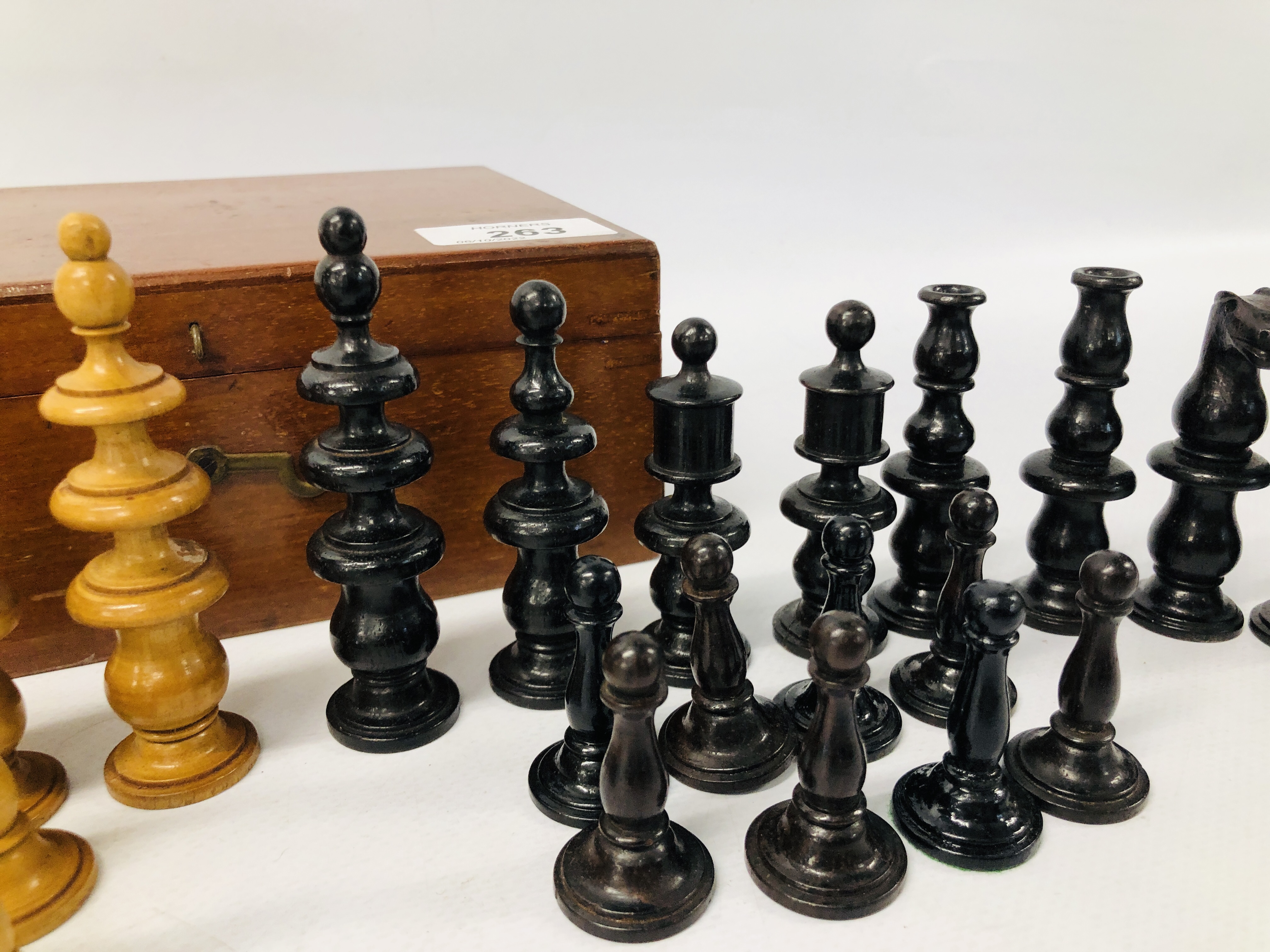 UNUSUAL VINTAGE FRUIT WOOD CHESS SET - Bild 4 aus 6