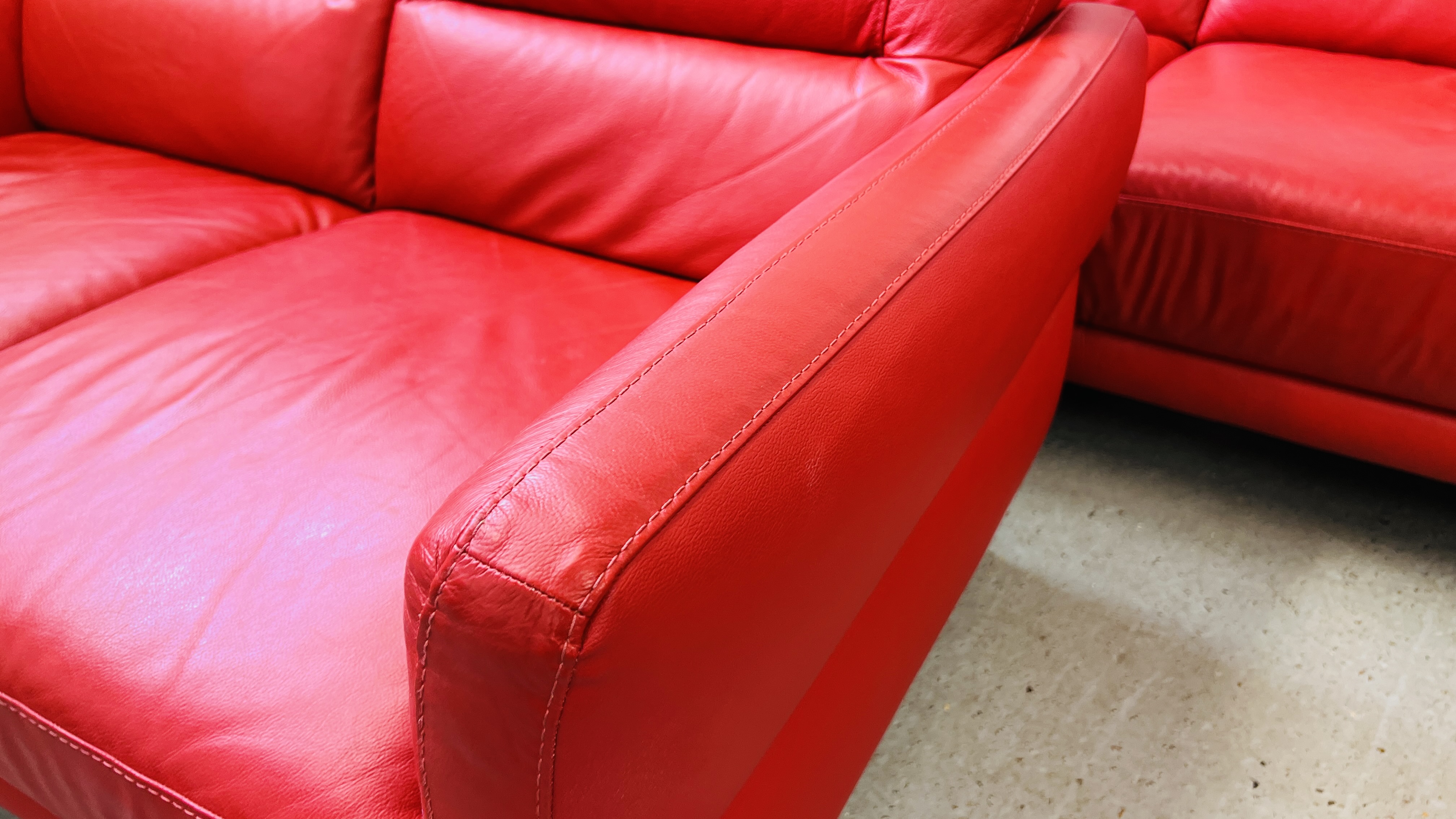 A MODERN DESIGNER RED LEATHER TWO PIECE LOUNGE SUITE COMPRISING 3 SEATER - L 200CM AND 2 SEATER - L - Image 4 of 21