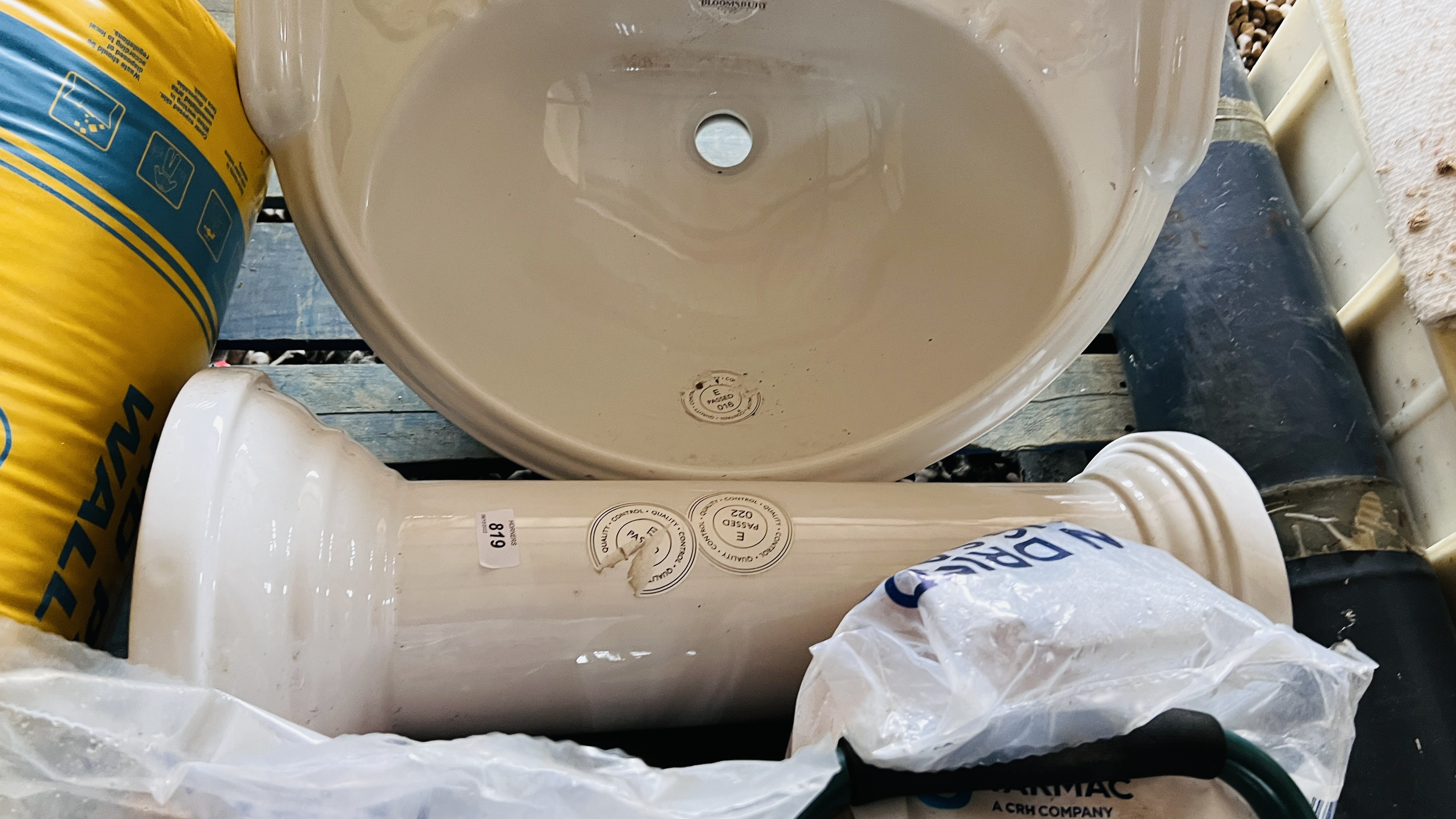 A PEDESTAL SINK (UNUSED), GARDEN ROLLER, TWO BAGS SAND, PART ROLL DAMP PROOF MEMBRANE, - Image 5 of 6