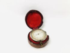 VINTAGE POCKET BAROMETER IN FITTED CASE - D 6CM.