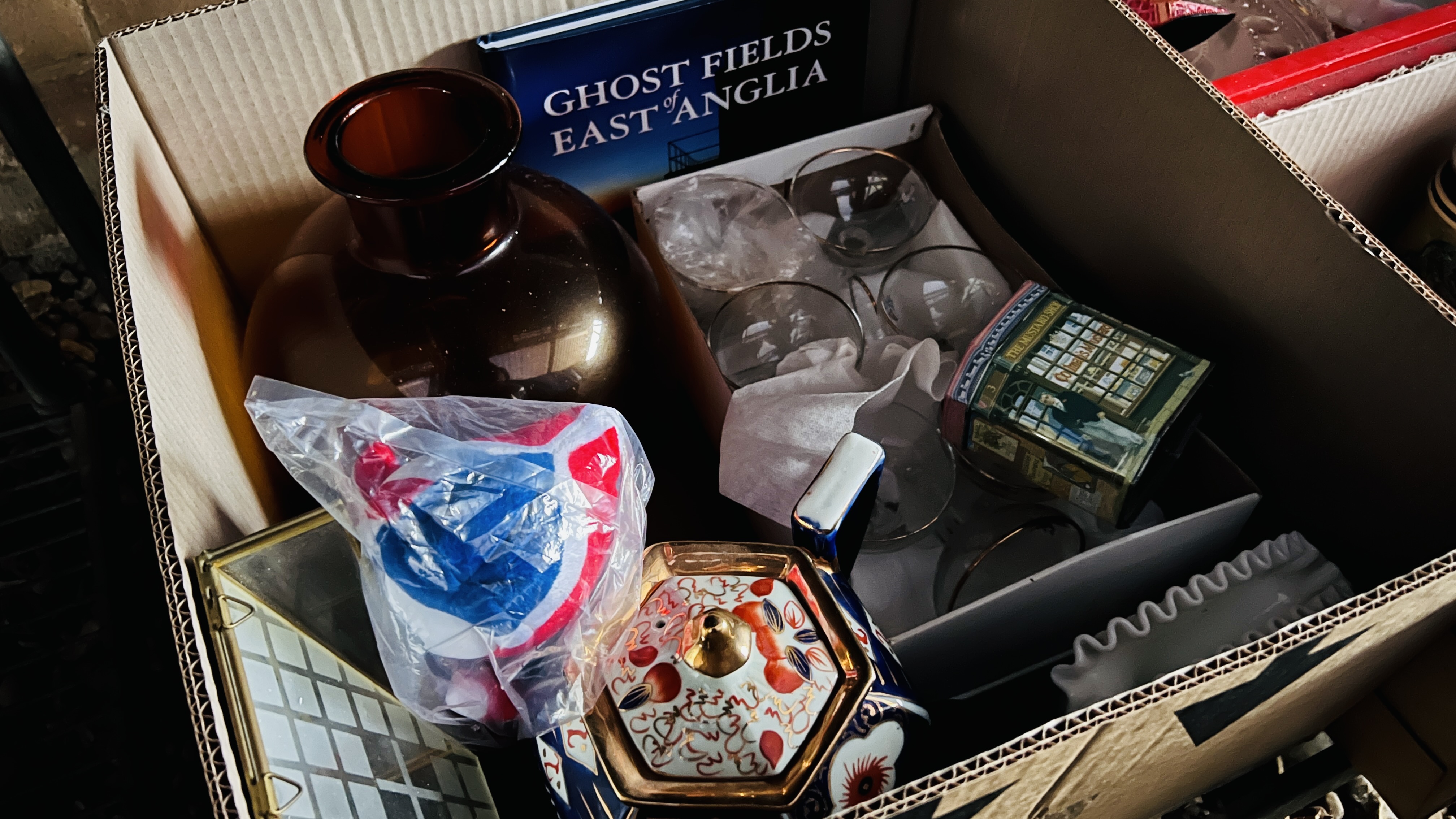 9 X BOXES OF ASSORTED HOUSEHOLD SUNDRIES TO INCLUDE GLASS AND CHINA WARE ORNAMENTS, - Image 3 of 11