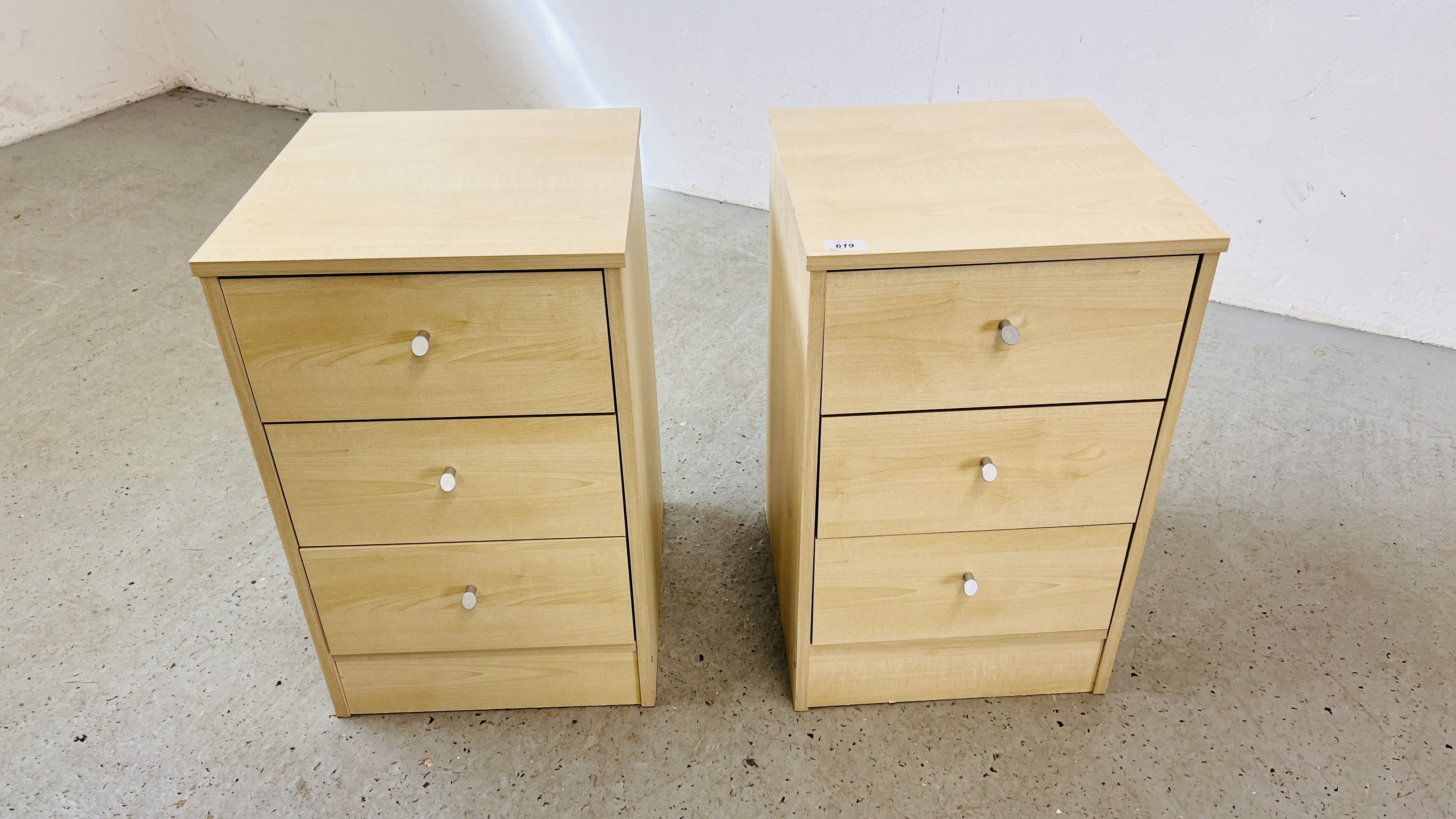 A PAIR OF MODERN LIGHT ASH THREE DRAWER BEDSIDE CHESTS EACH W 39CM, D 40CM, H 61CM.