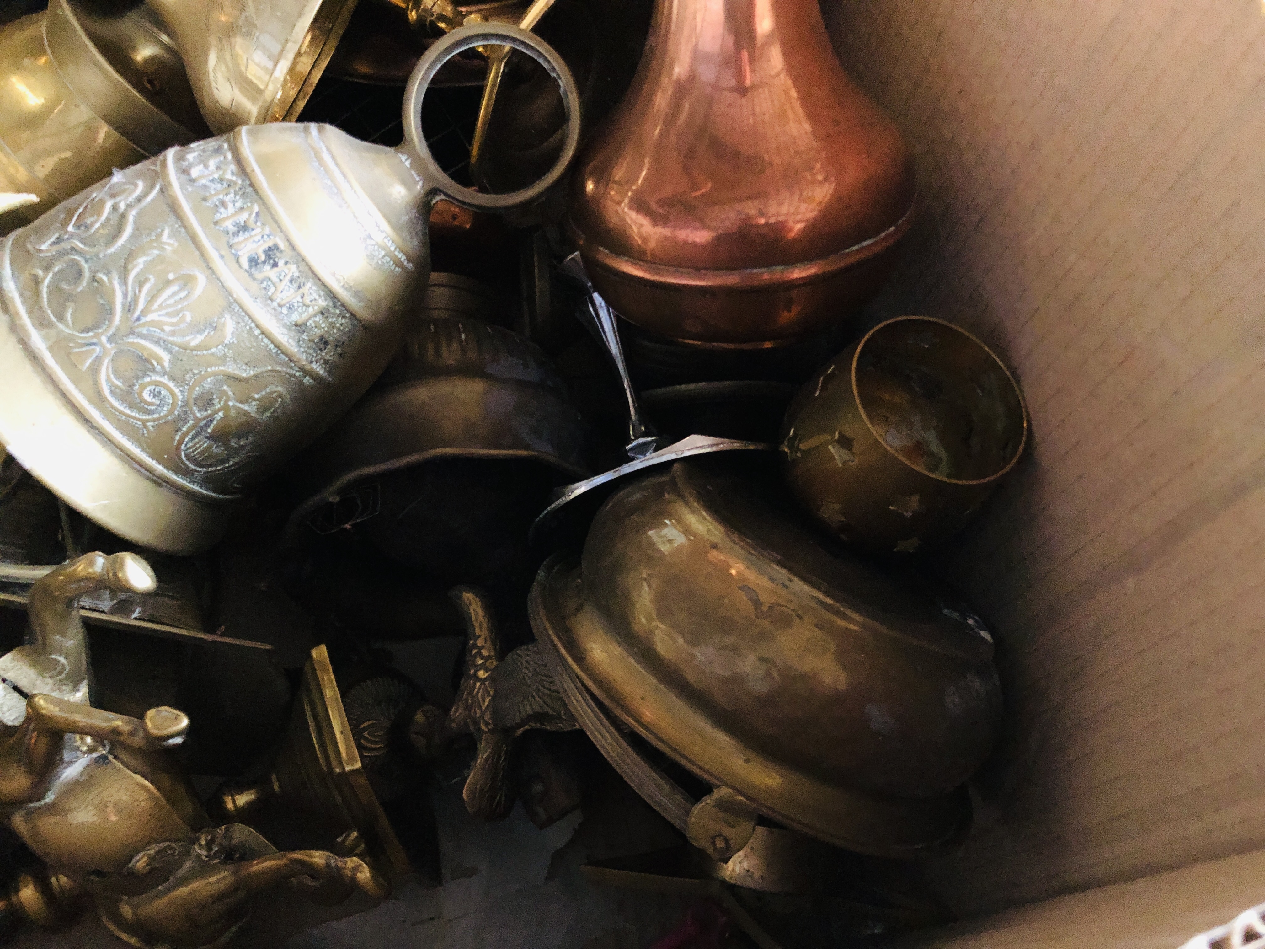 BOX OF ASSORTED MIXED METAL WARES TO INCLUDE BRASS VASES + VARIOUS KINGS PATTERN CUTLERY ETC. - Image 3 of 6