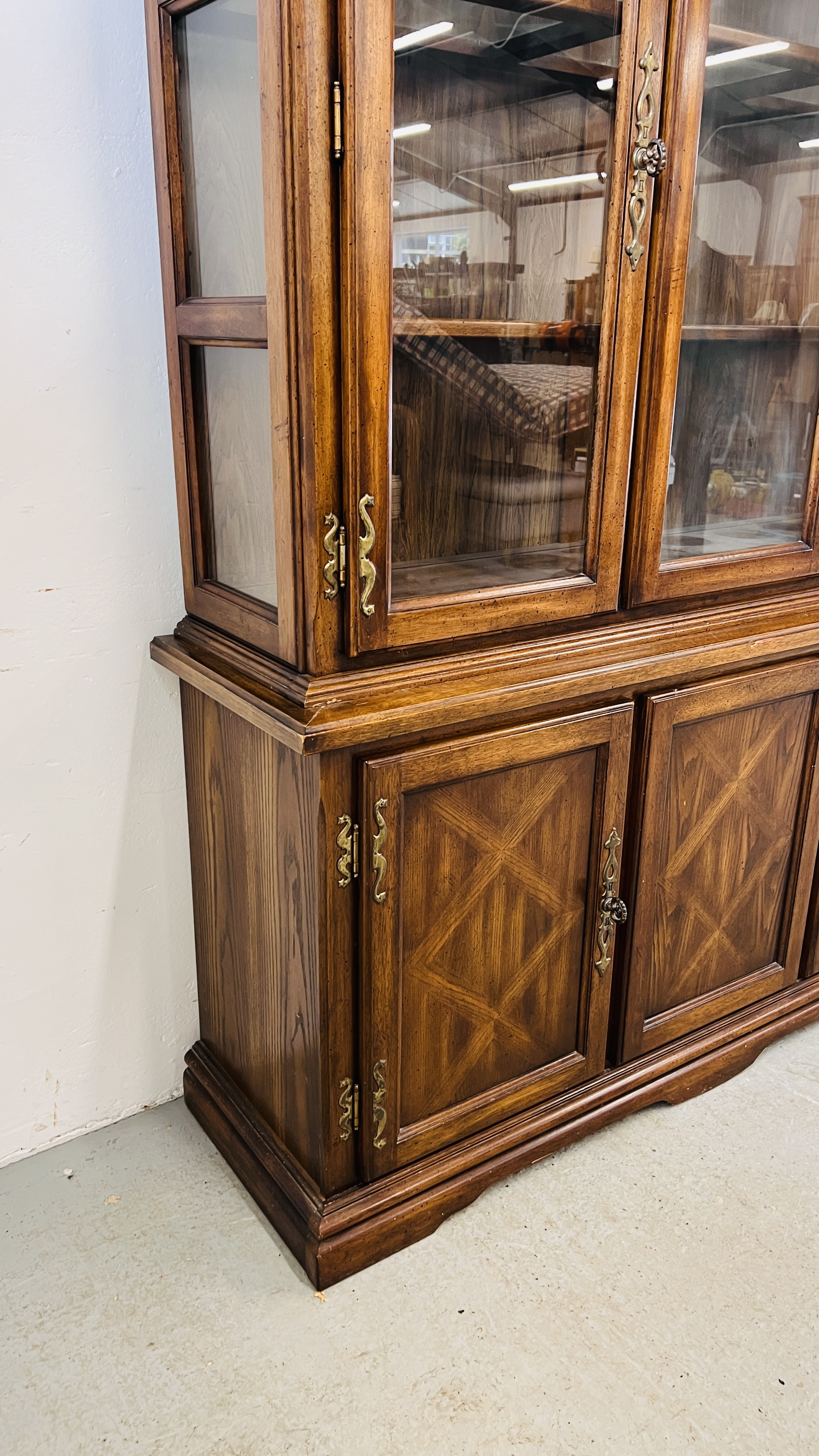 A REPRODUCTION ANTIQUE FINISH DISPLAY CABINET WITH THREE DOOR CABINET BASE W 149CM, D 43CM, H 202CM. - Image 7 of 9