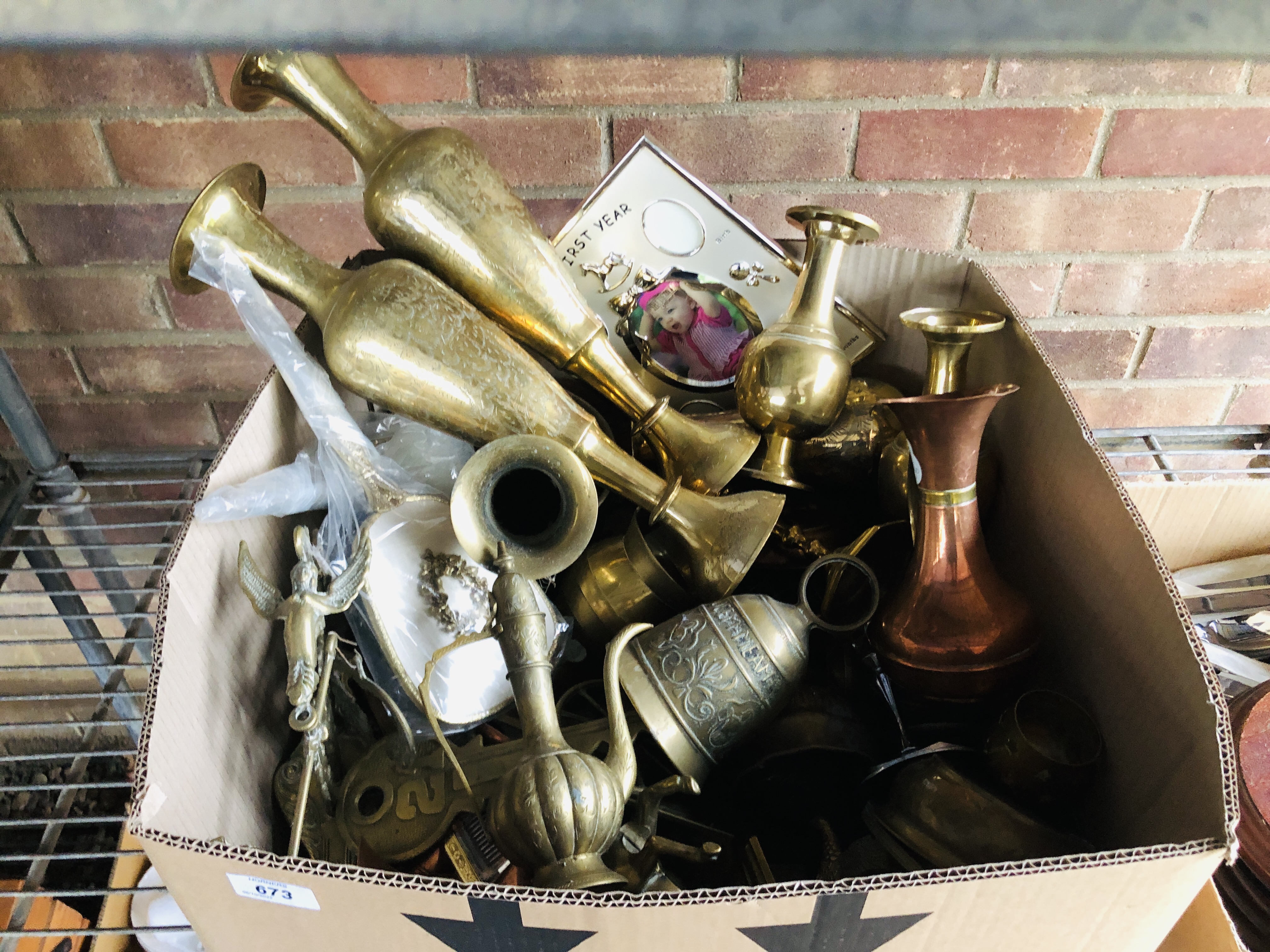 BOX OF ASSORTED MIXED METAL WARES TO INCLUDE BRASS VASES + VARIOUS KINGS PATTERN CUTLERY ETC.