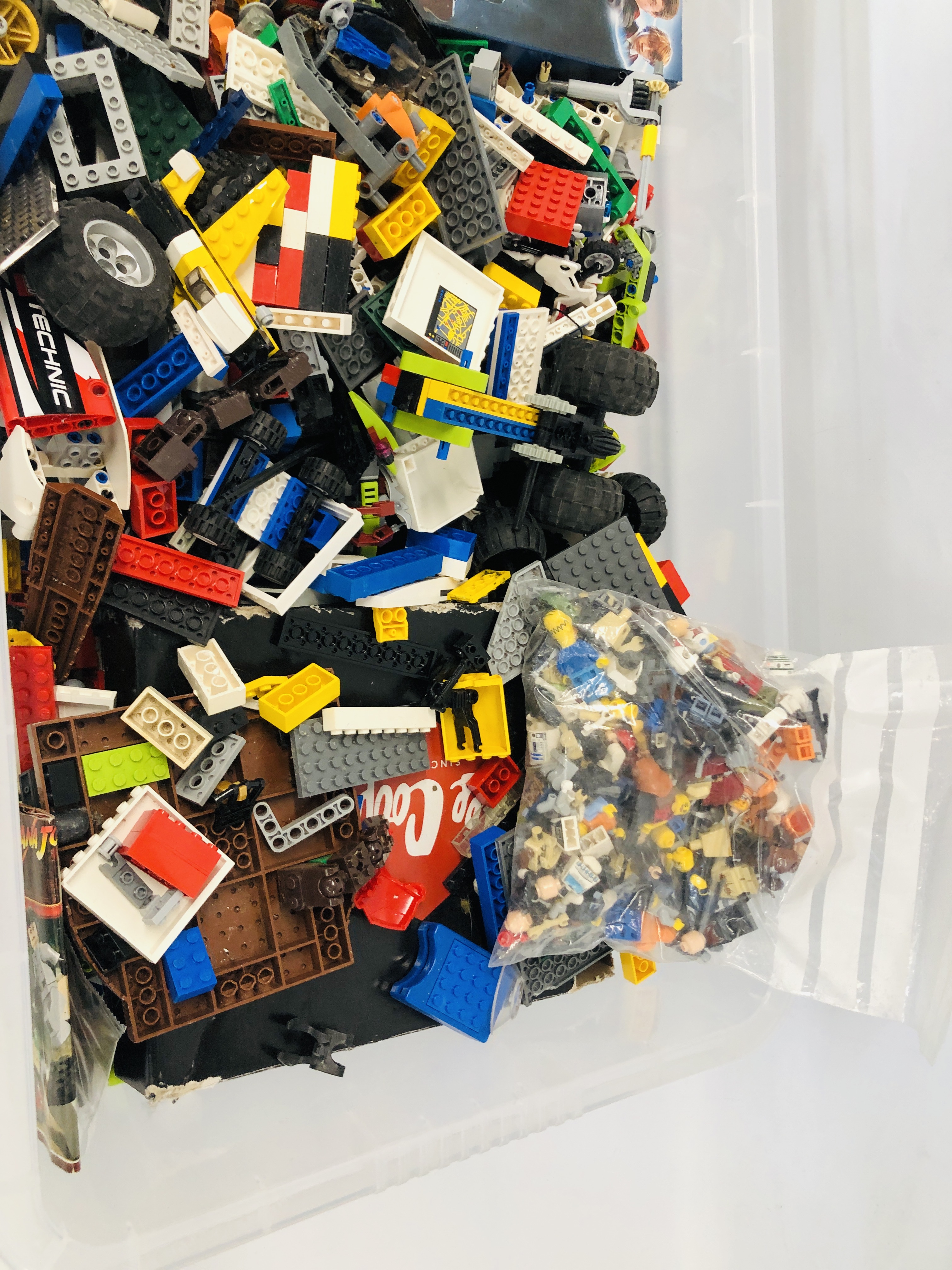 LARGE BOX OF ASSORTED LEGO TO INCLUDE MANY FIGURES AND VARIOUS BOXES (NOT GUARANTEED COMPLETE) - Bild 3 aus 3