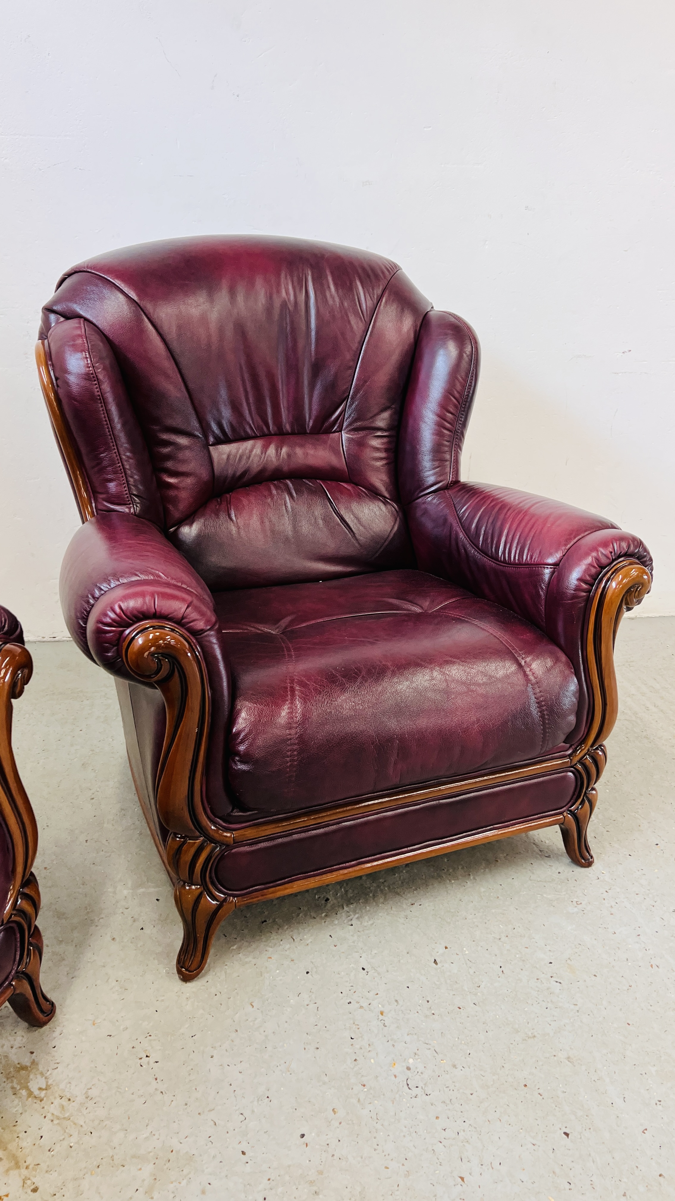 A PAIR OF GOOD QUALITY MODERN OXBLOOD LEATHER UPHOLSTERED EASY CHAIRS. - Image 2 of 8