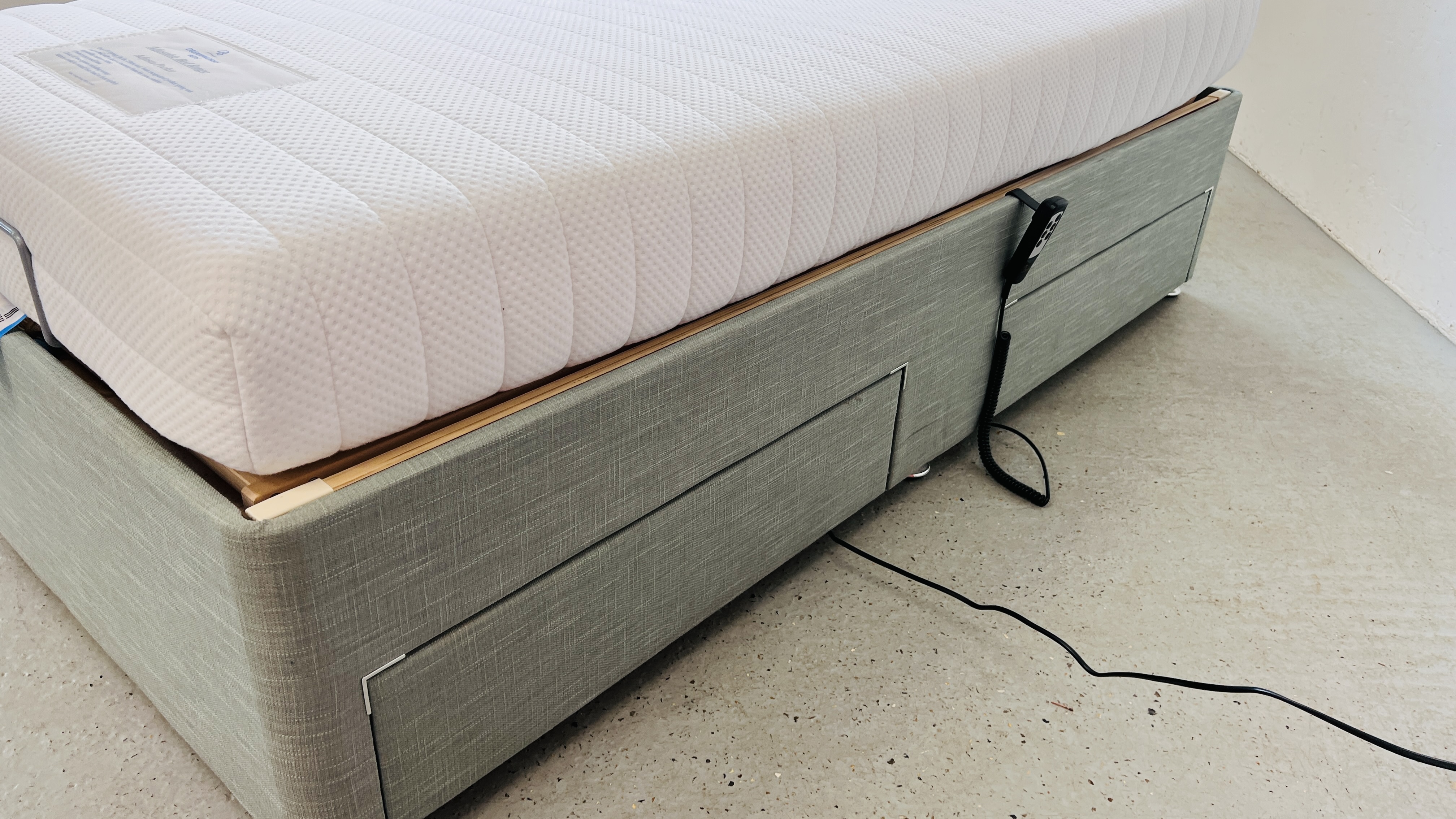AN ELECTRICALLY ADJUSTABLE SINGLE DIVAN BED WITH DREAMWORKS MATTRESS, - Image 6 of 12