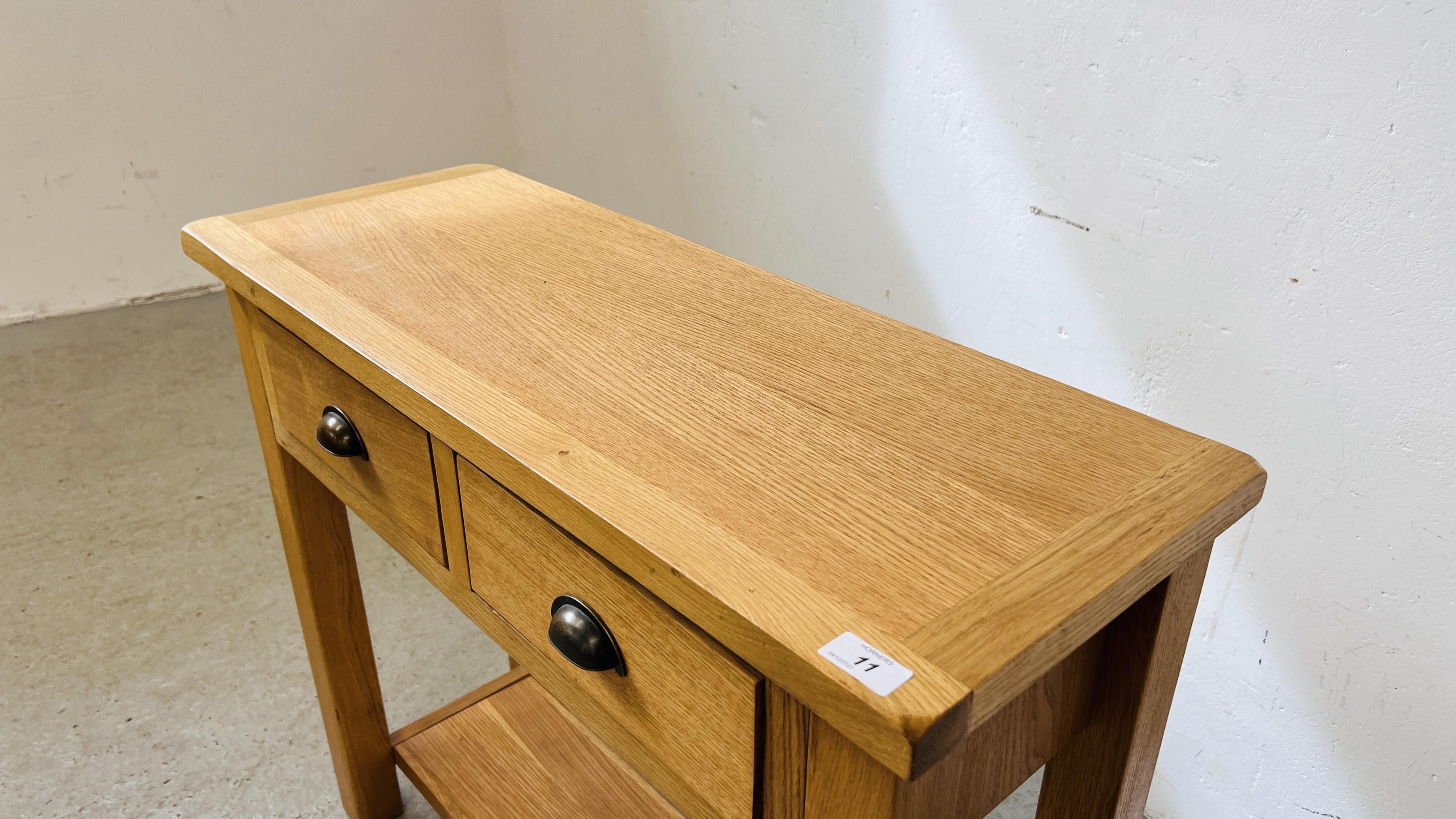 MODERN OAK FINISH WILTSHIRE COMPANY 2 DRAWER SIDE TABLE WITH SHELF BELOW - W 85CM. D 32CM. H 75CM. - Image 3 of 7